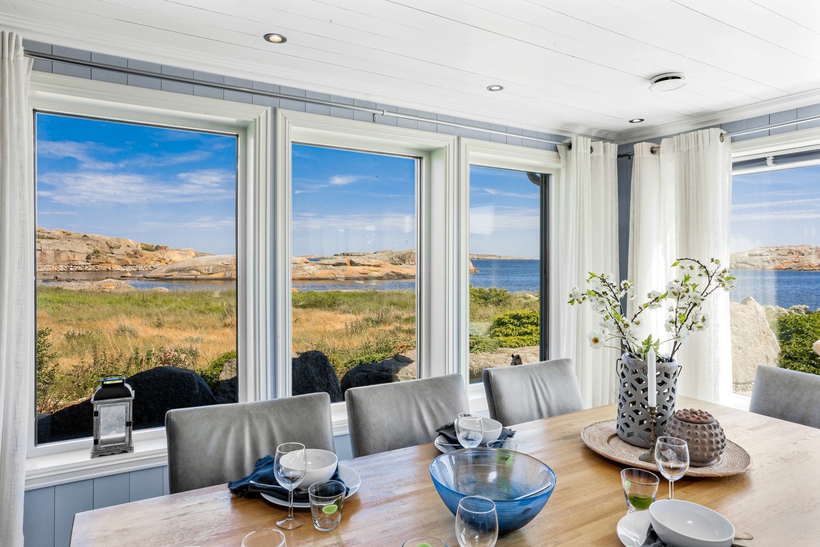 Blir gjestene til middag, er det romslig plass til å rundt spisestuebordet i den arealgenerøse spisestueplassen. Galleribilde