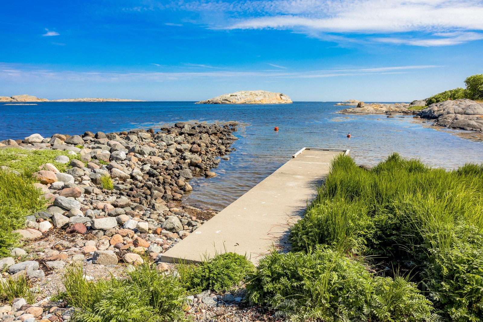 Eiendommen har tinglyst bryggerett til felles brygge beliggende nærmest og rett på nedsiden av eiendommen, ca. 20 meter fra egen tomtegrense. Galleribilde