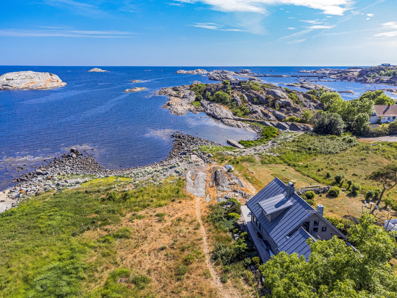 Eiendommen er beliggende fritt helt ned mot sjøen, dog uten egen strandlinje, men med rett til brygge sammen med naboeiendom. Galleribilde
