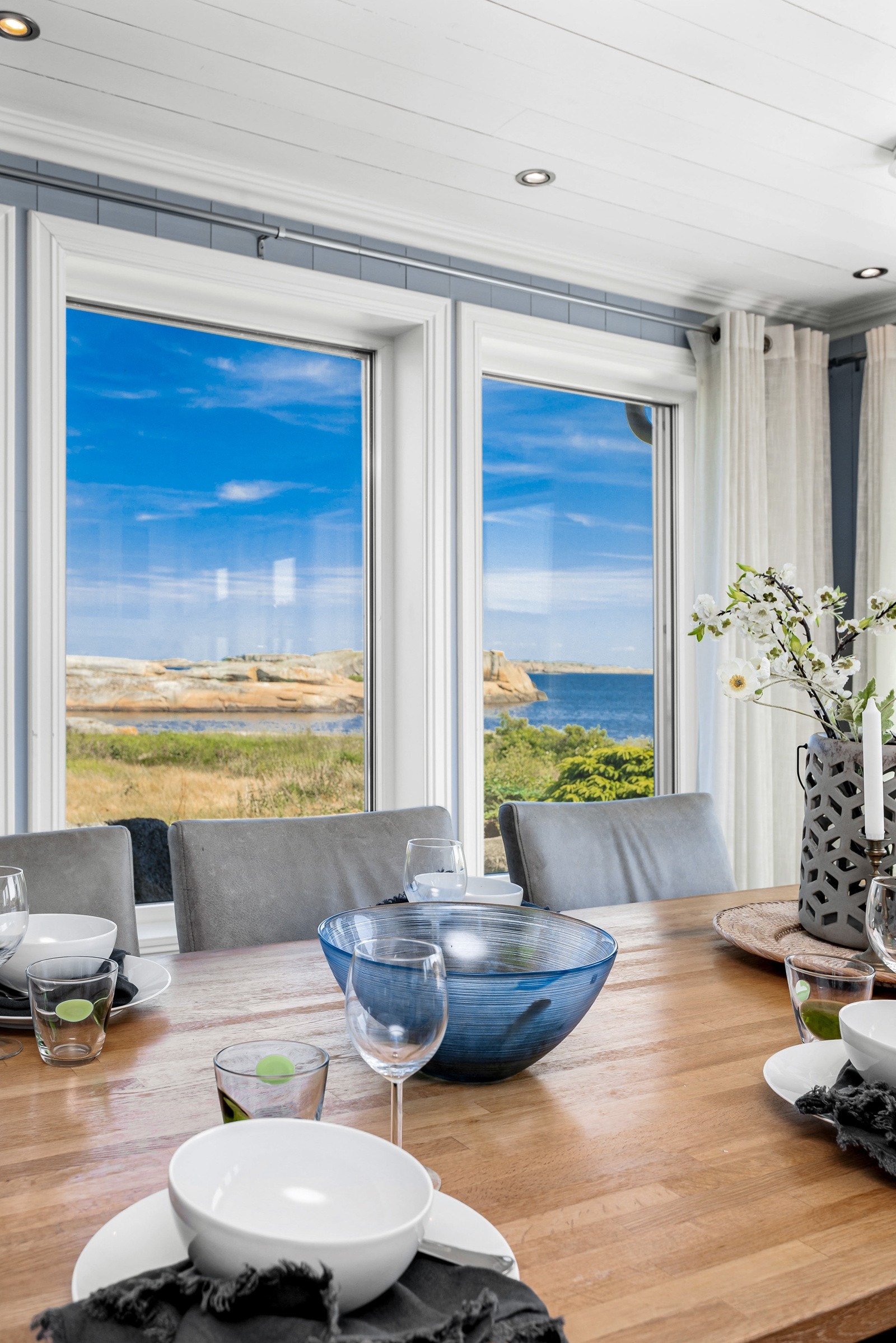 De tre høyreiste vinduene mot øst er utstyrt med utvendige elektriske screens som sørger for suveren tildekning på dager hvor det er ønskelig. Galleribilde