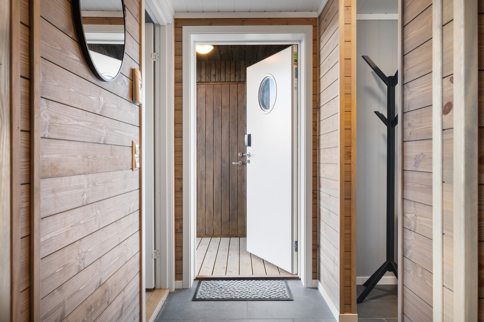 Velkommen inn! Like utenfor inngangsdøren er det 2 private boder Galleribilde