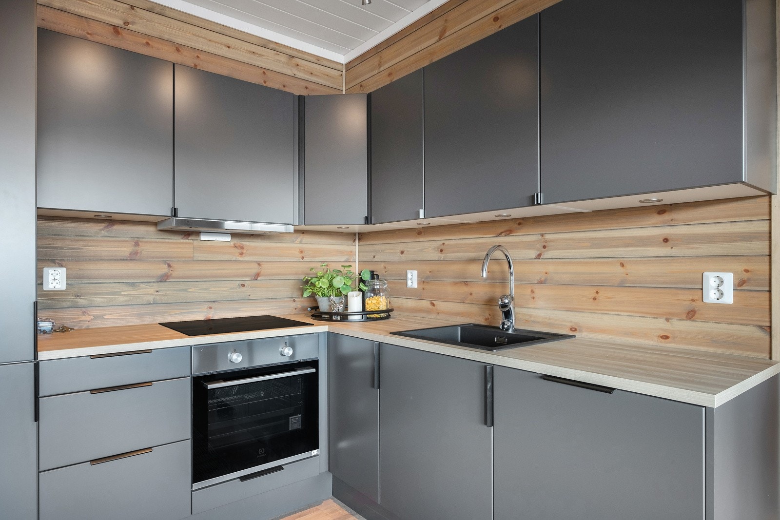 Moderne og attraktivt kjøkken med integrerte hvitevarer Galleribilde