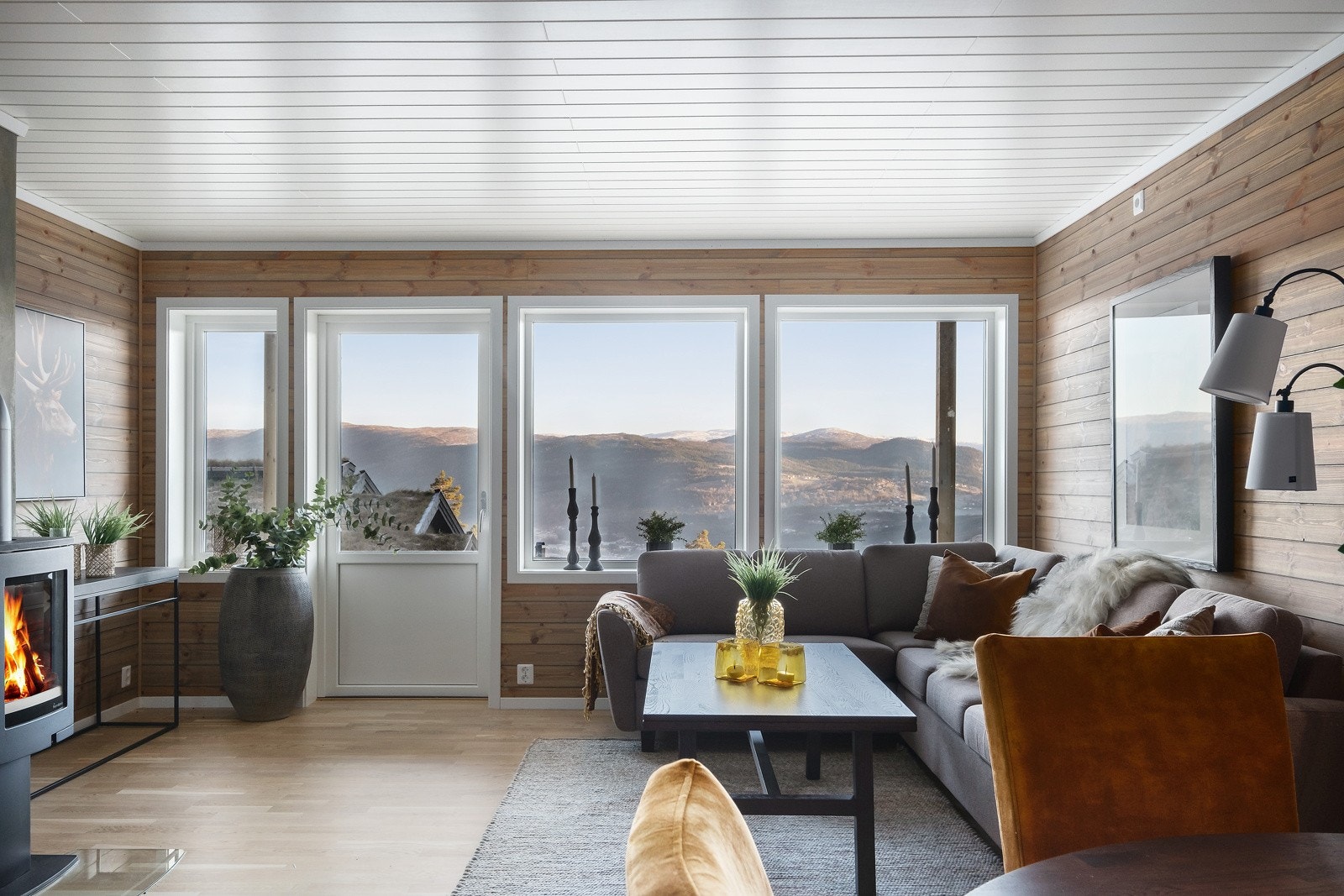 Store vindusflater som gir godt lysinnslipp i stuen Galleribilde