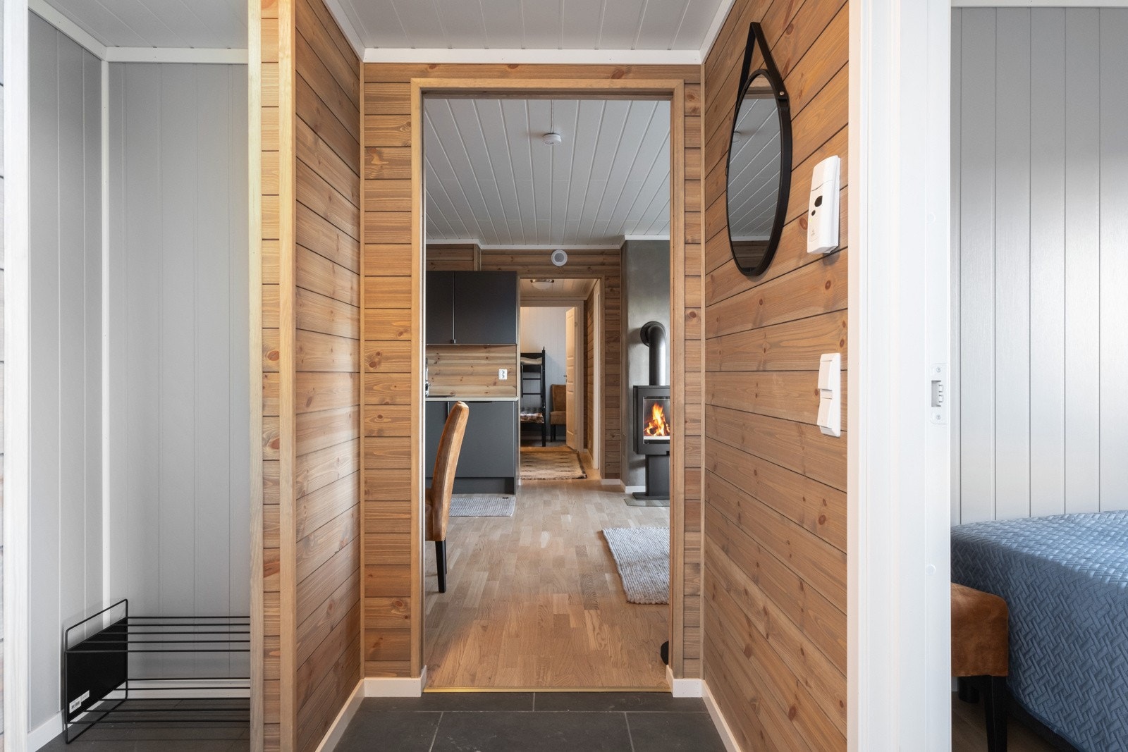 Romslig inngangsparti, flislagt. Galleribilde