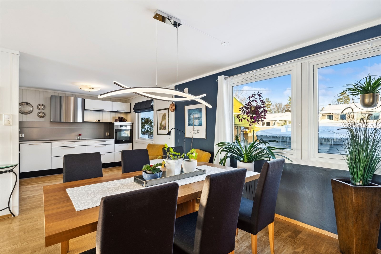 Stue | Åpen kjøkken-løsning. Galleribilde