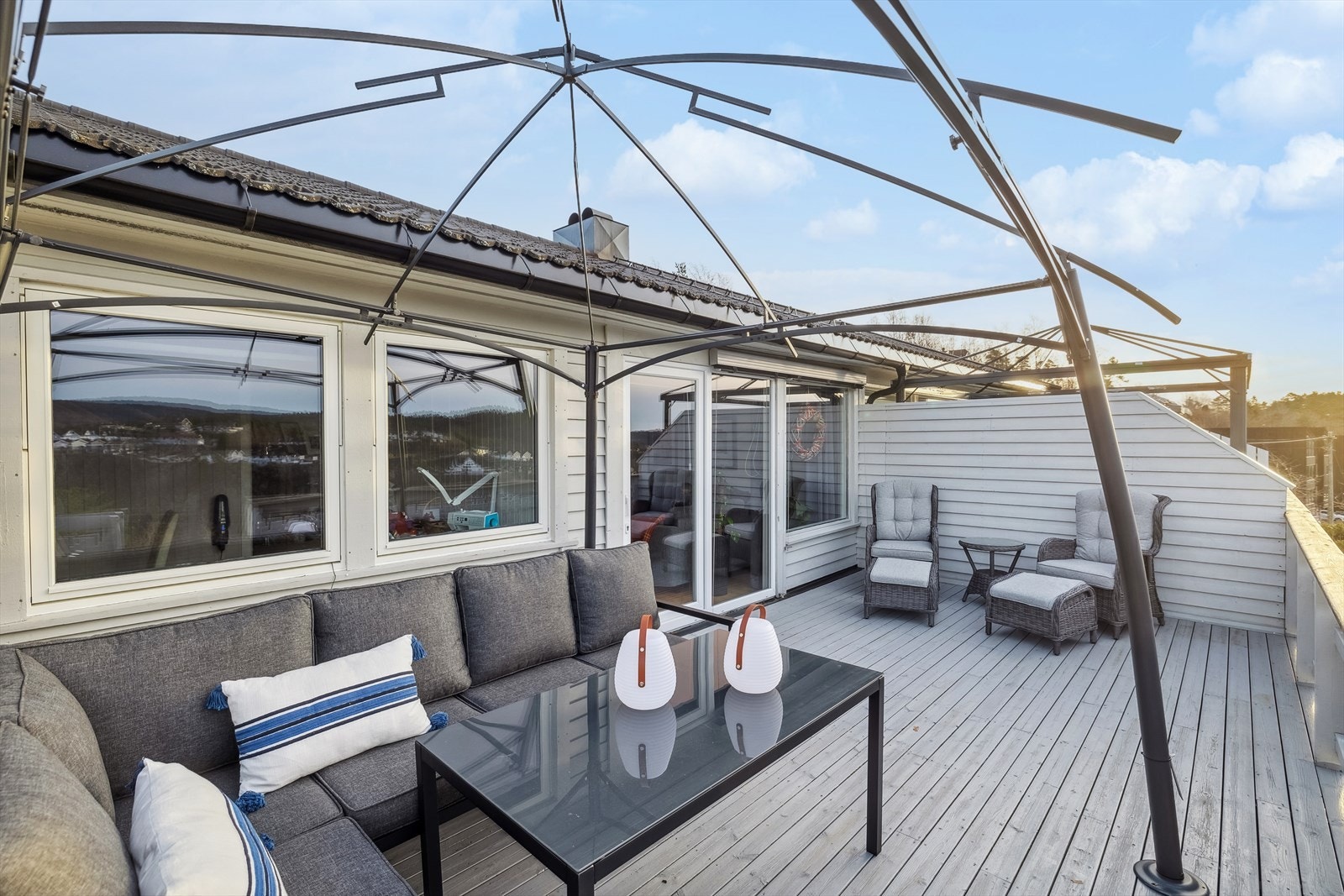 Stor veranda med adkomst fra stuen. Galleribilde