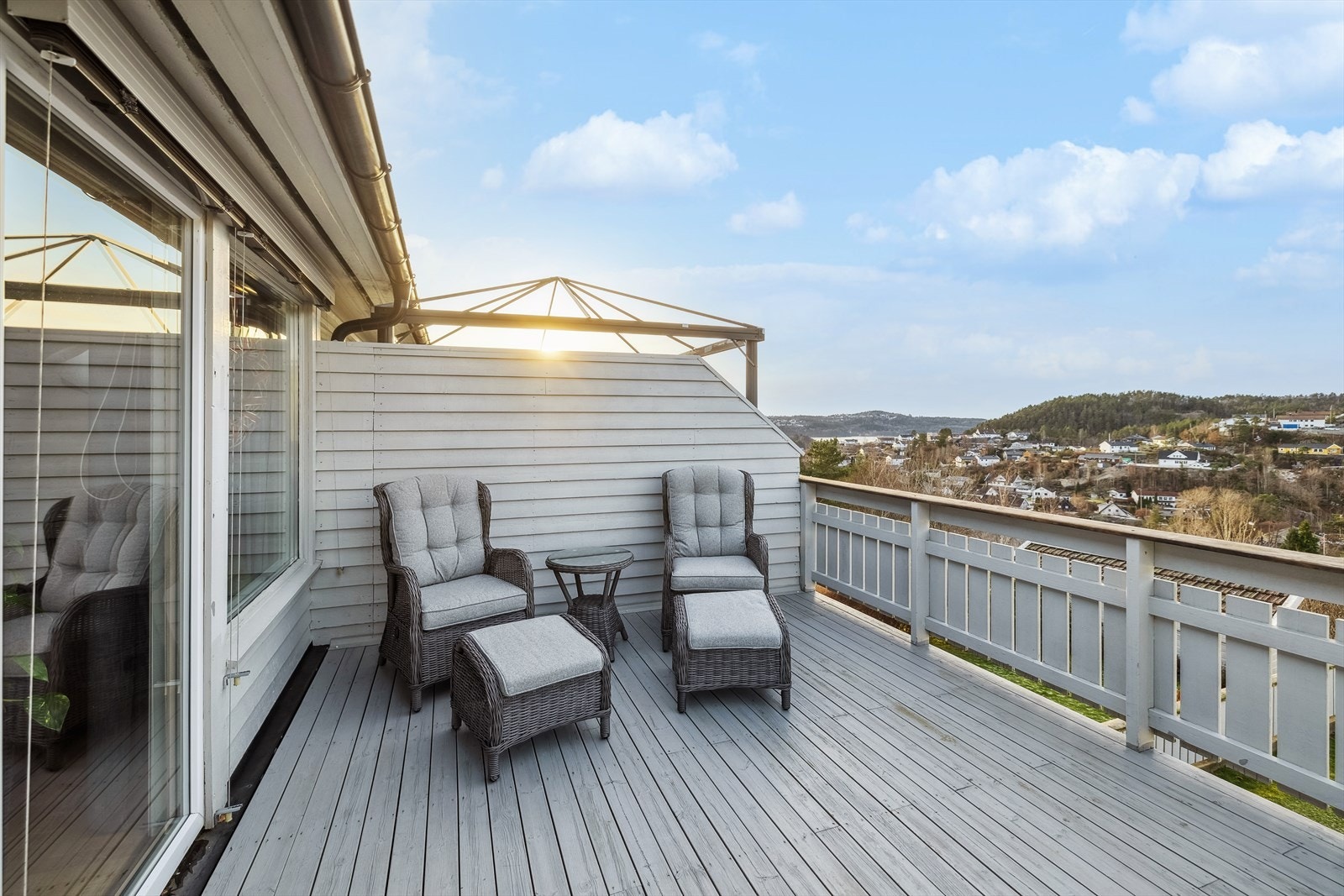 Stor veranda med adkomst fra stuen. Galleribilde