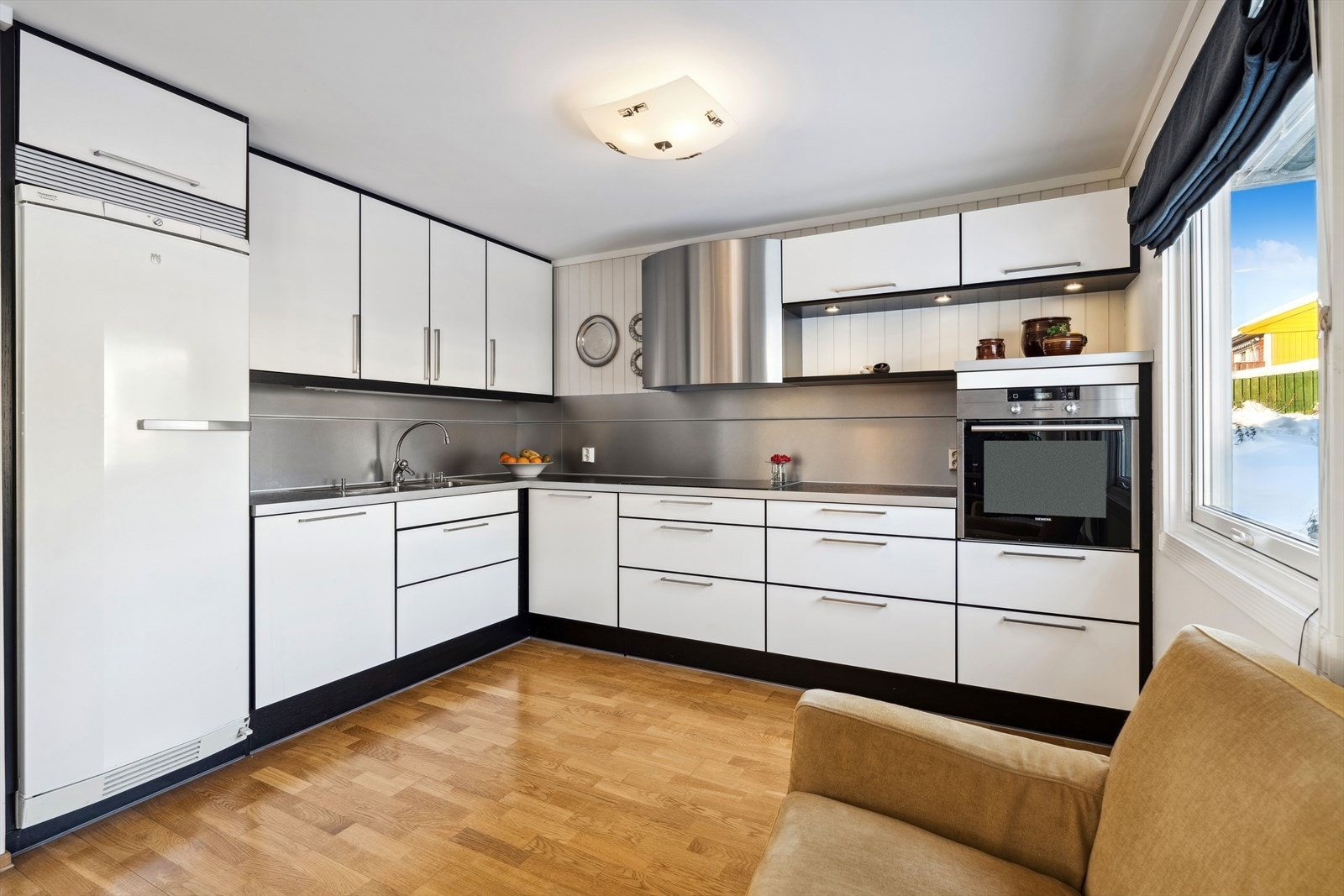 Kjøkken | De integrerte hvitevarene på kjøkkenet medfølger i handelen. Galleribilde