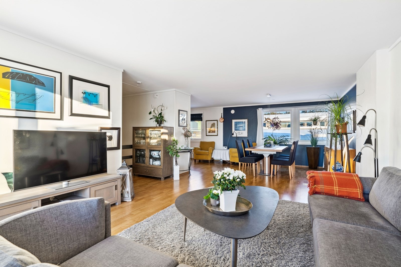 Stuen er romslig, med god plass til både spisestuemøblement samt sofagruppe. Galleribilde