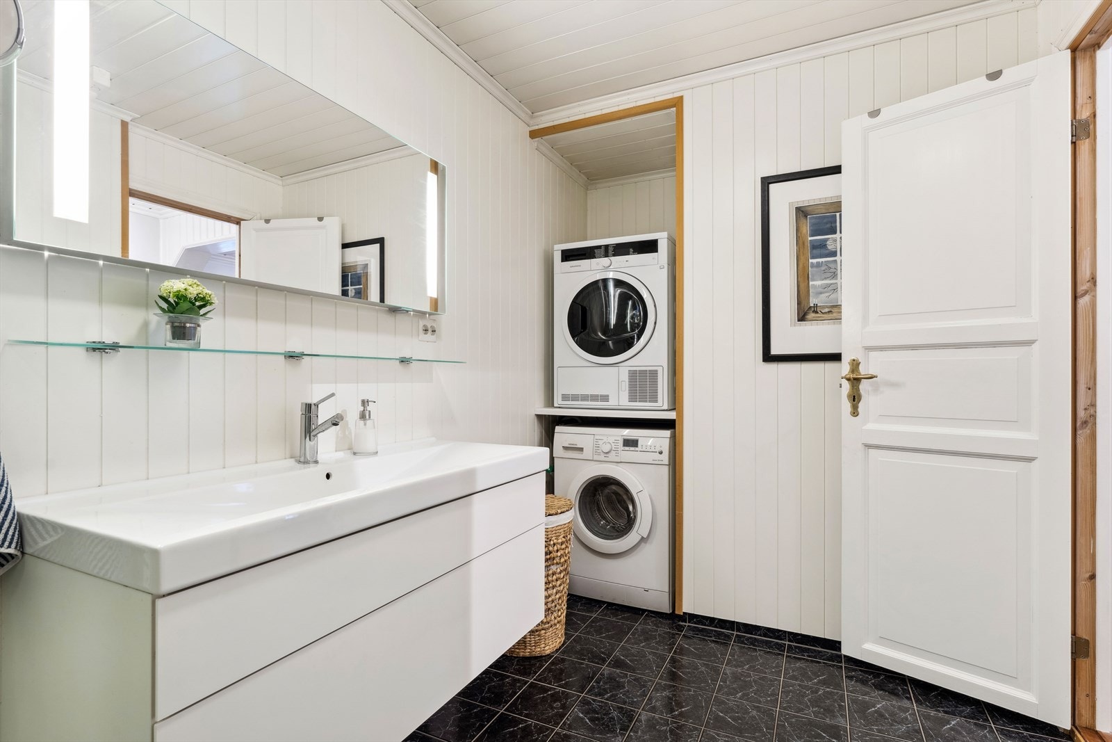 Bad/wc/vaskerom. | Varme i gulv. | Praktisk vaskeromsløsning på badet. Galleribilde