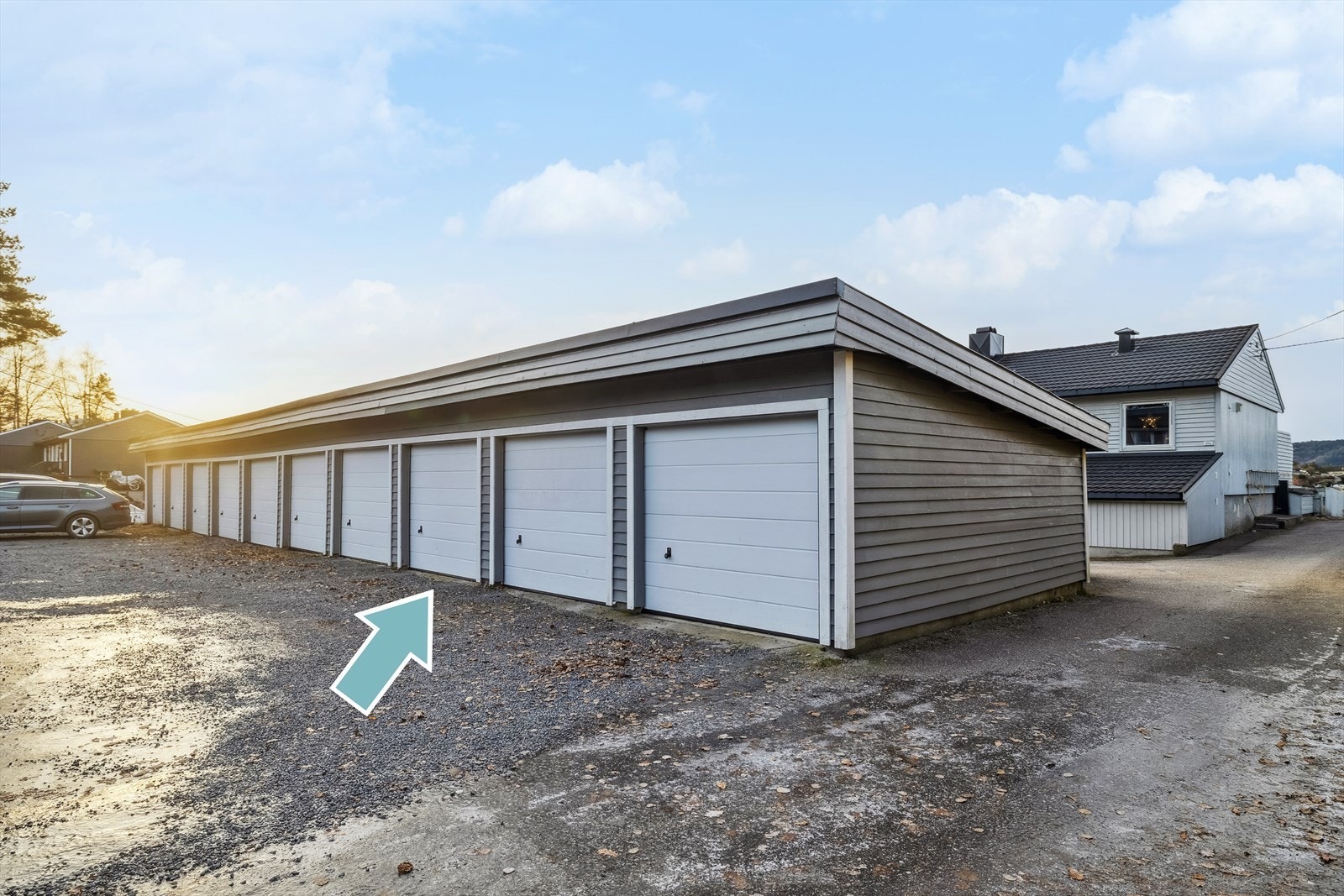 Garasje i rekke medfølger | Automatisk portåpner. Galleribilde