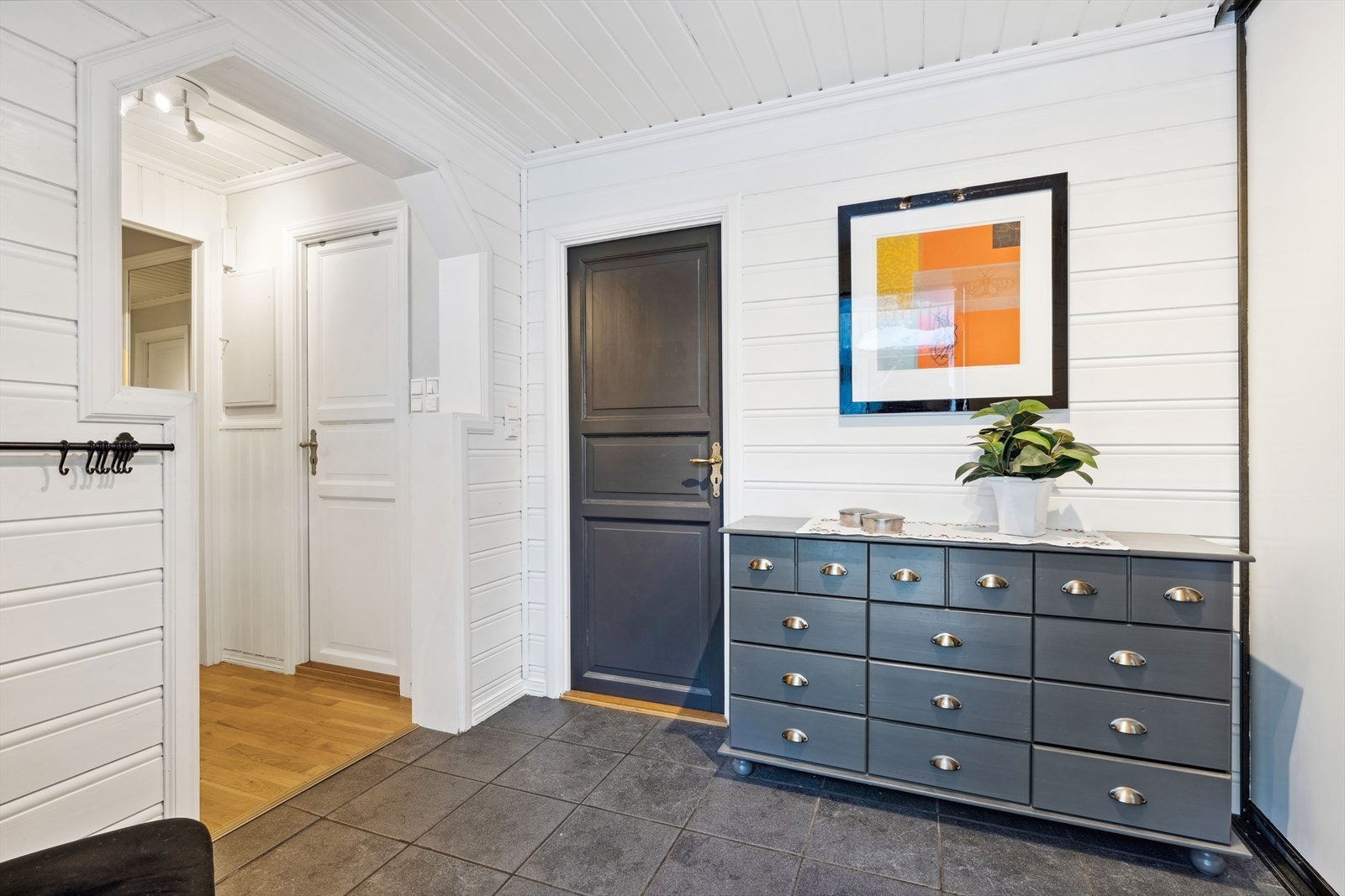 Gang | Fra gangen har du adkomst til en praktisk bod (den sorte døren). Galleribilde