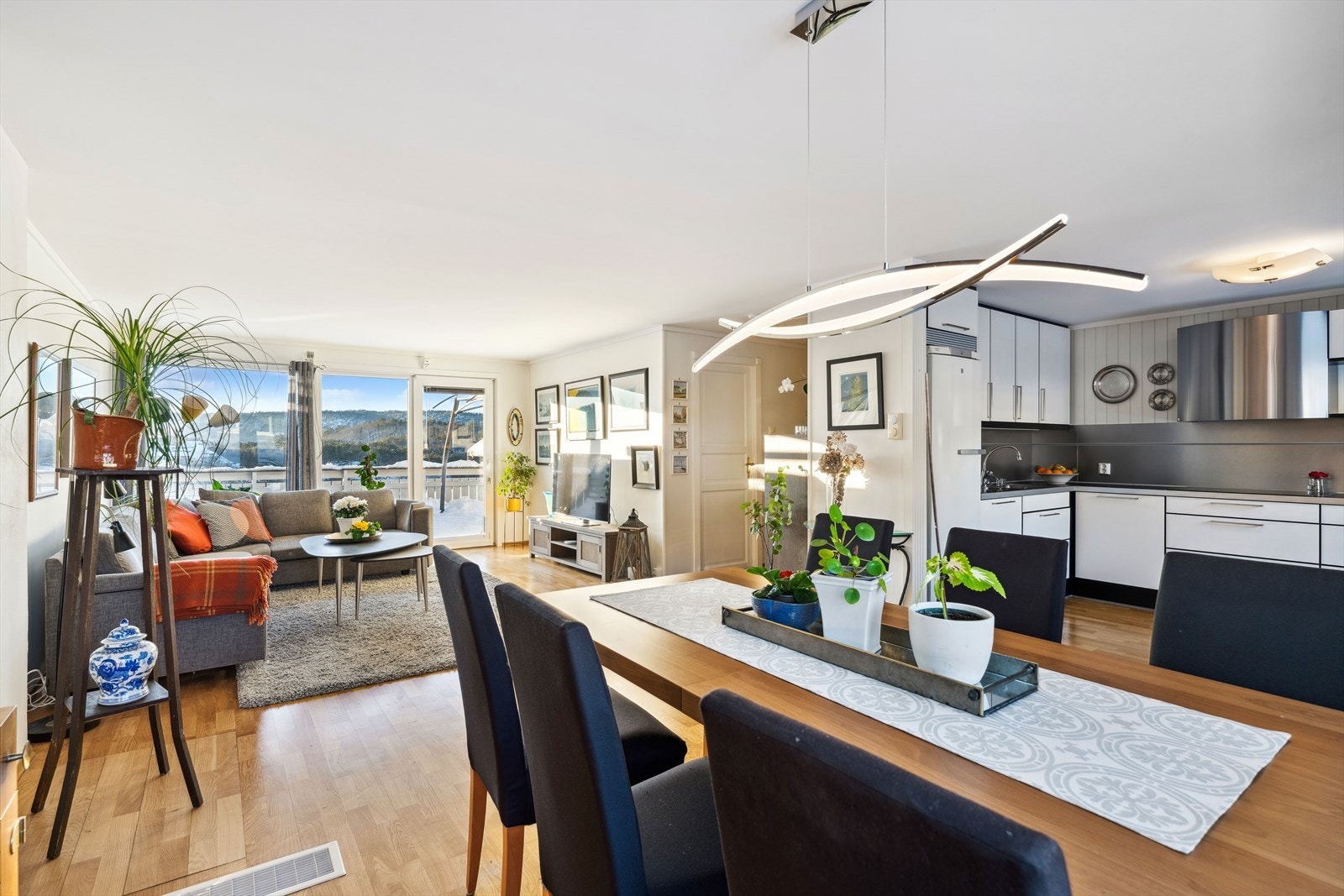 Stue | Åpen kjøkken-løsning. Galleribilde