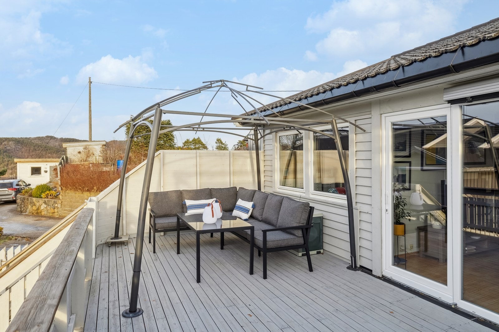 Stor veranda med adkomst fra stuen. Galleribilde