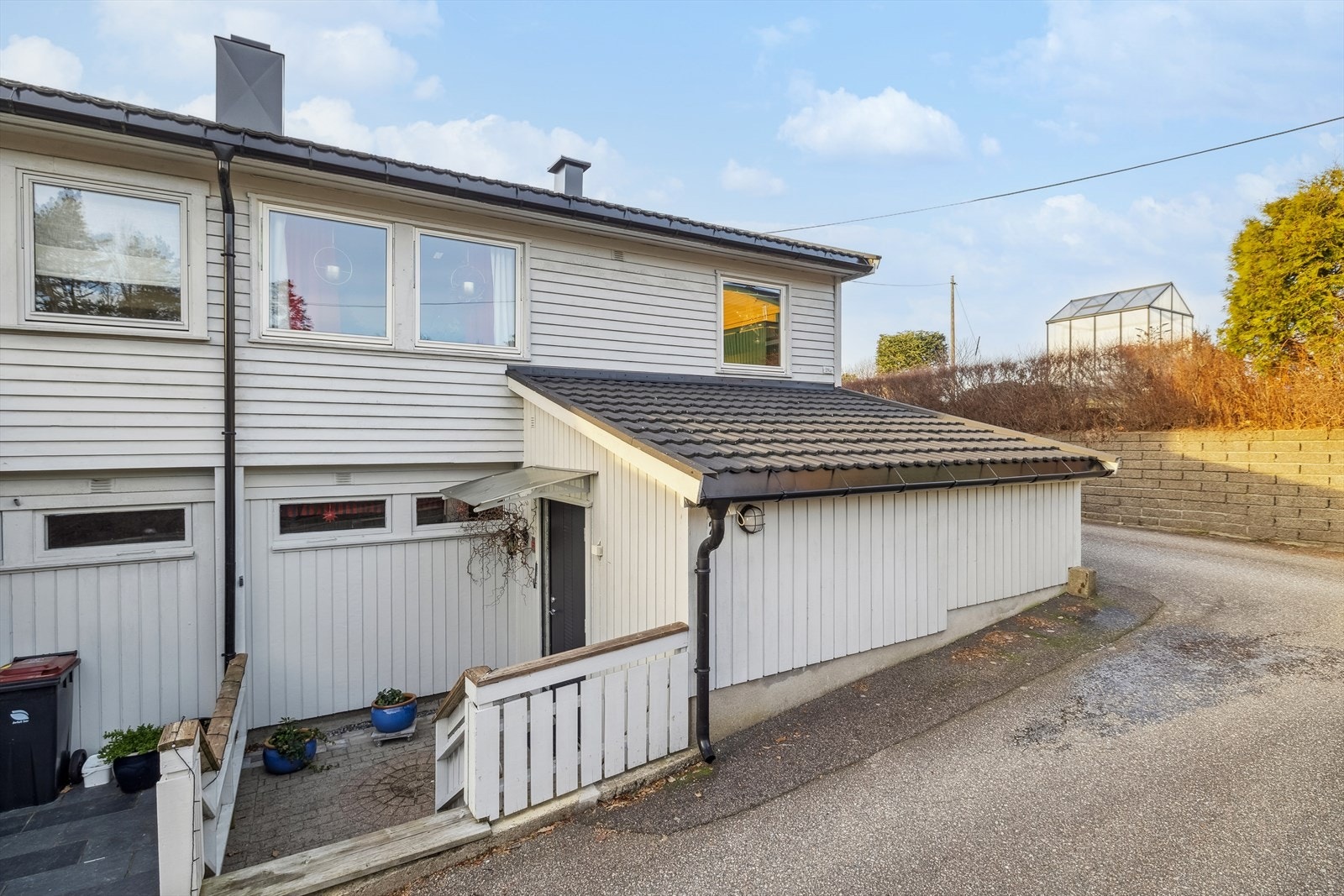 Boligen er påbygd med ekstra stort inngangsparti. Galleribilde