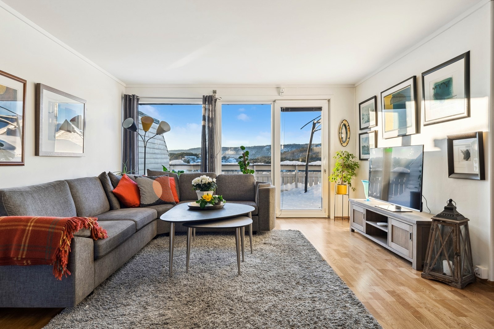 Lys og fin stue, med store vindusflater og direkte adkomst til veranda samt videre til hagen. Galleribilde