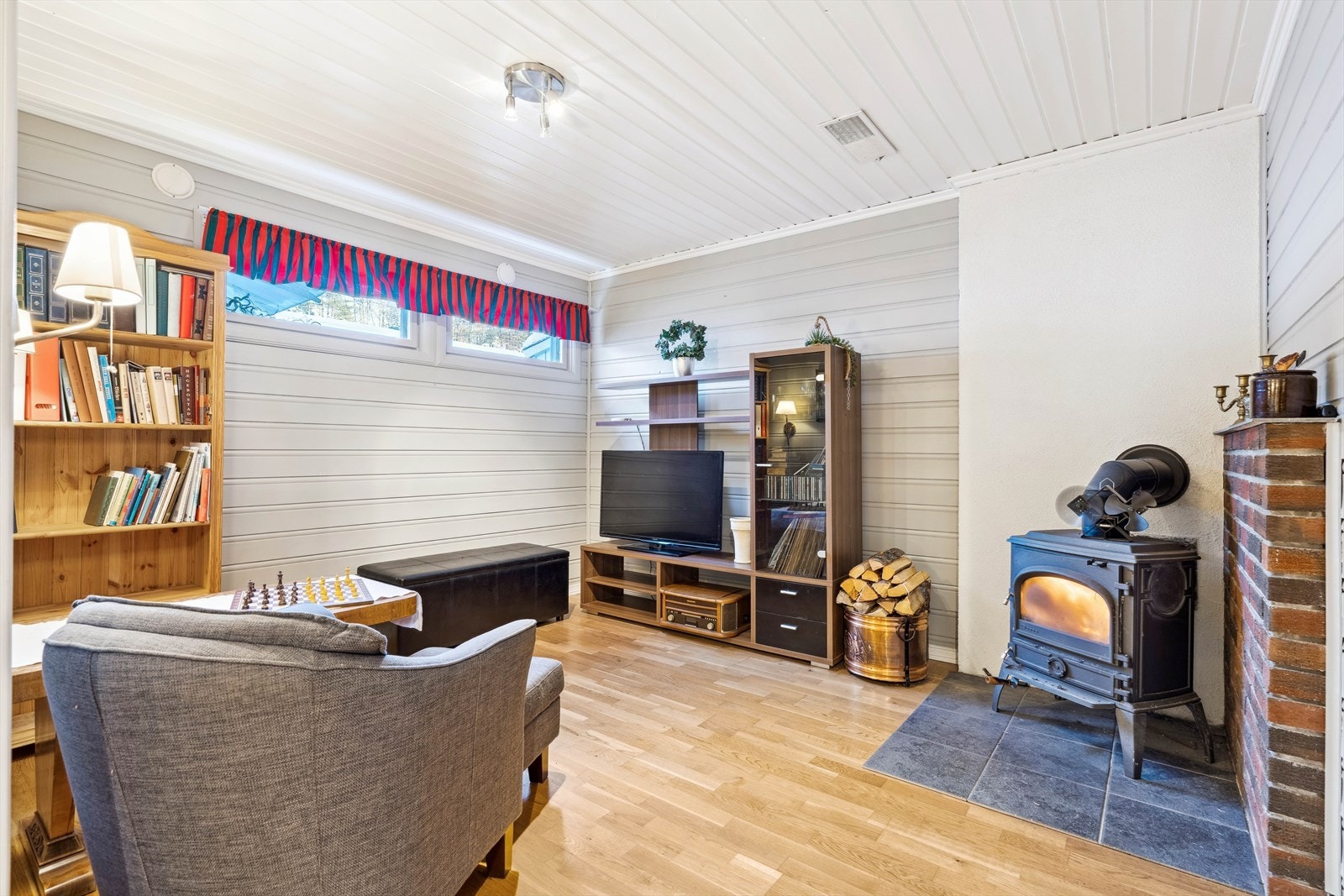 Koselig peisestue. Galleribilde