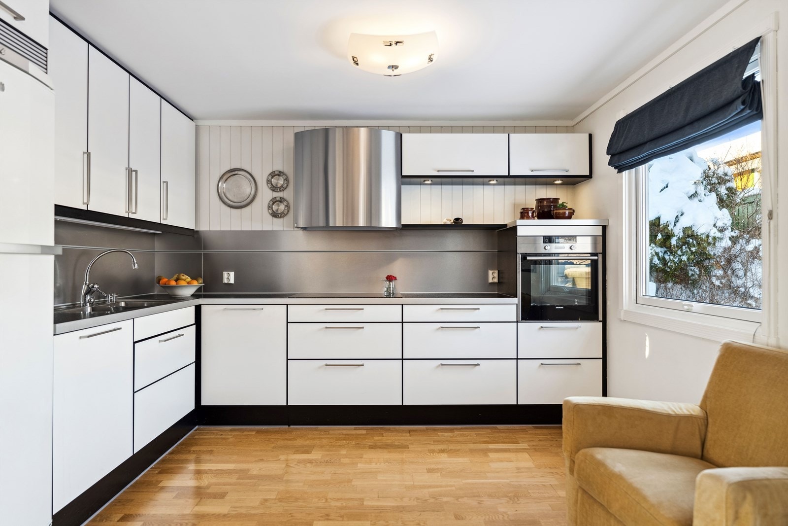 Kjøkken | Rikelig med skap -og benkplass. Galleribilde