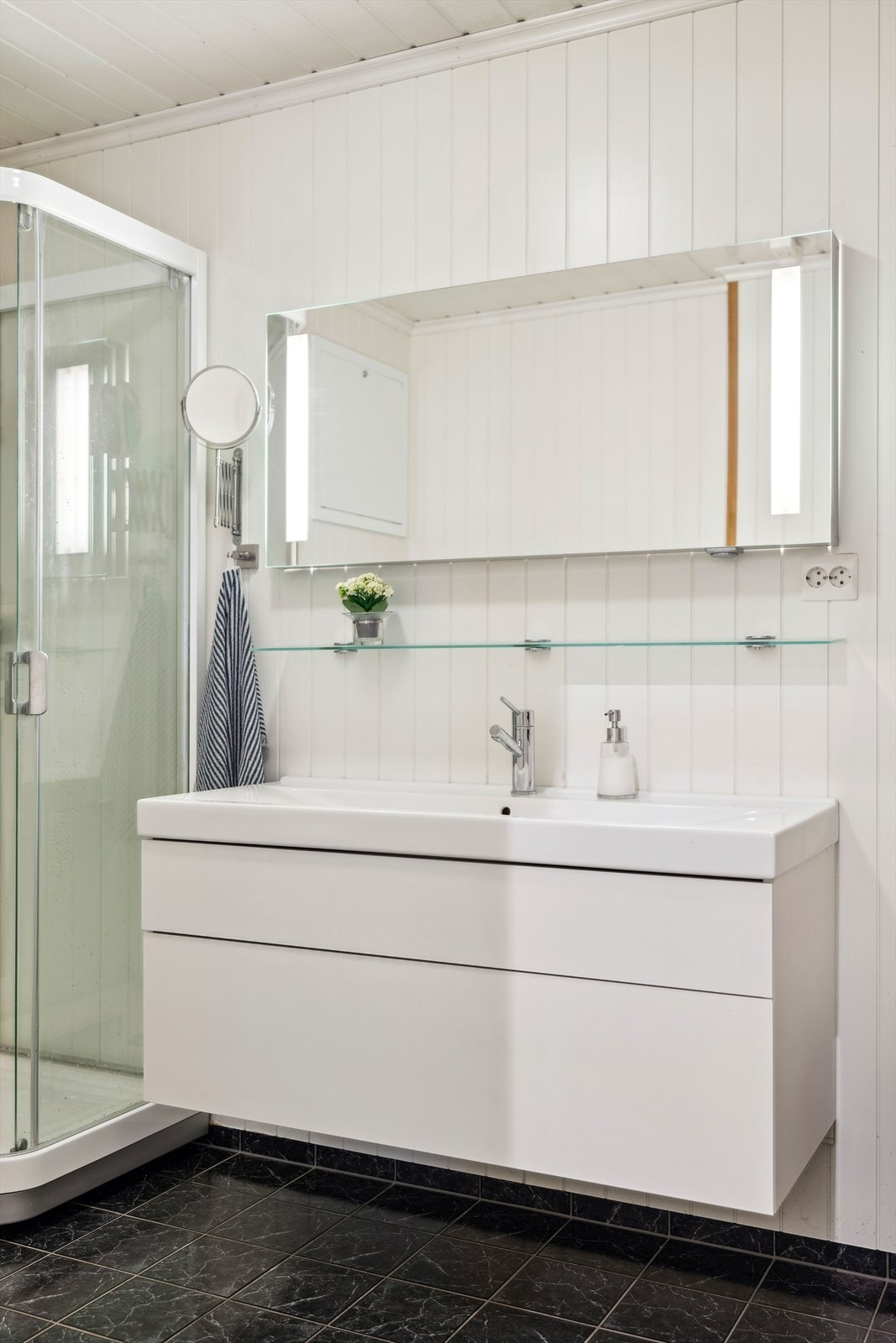 Bad/wc/vaskerom. | Varme i gulv. | Pen baderomsinnredning. Galleribilde