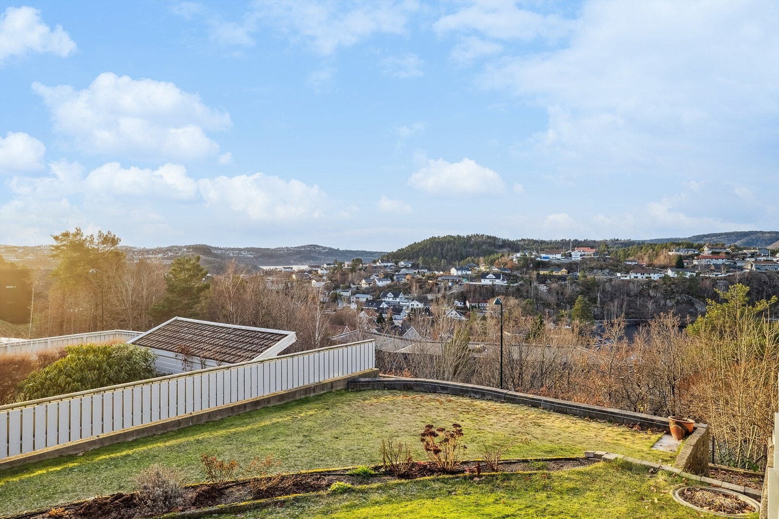 Enderekkehus på solrik utsiktstomt. Galleribilde