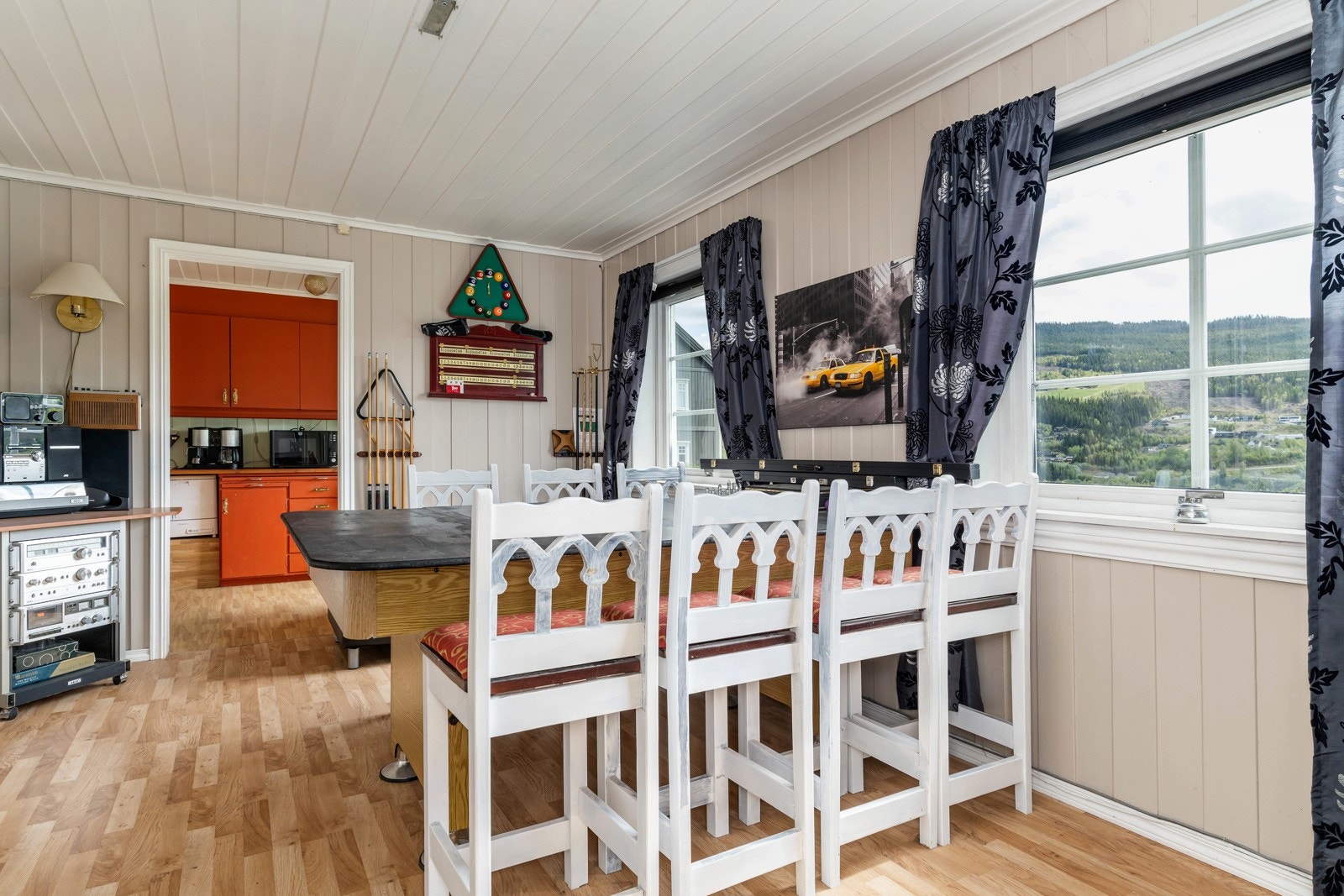 Åpen løsning mot kjøkkenet i utleiedel. Galleribilde