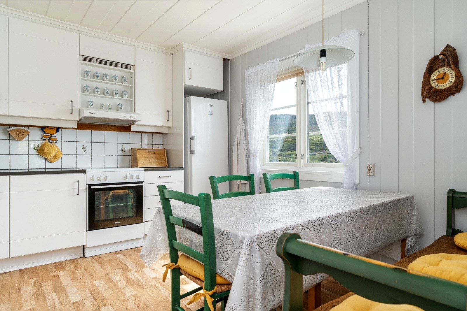 Romslig kjøkken, med mulighet for kjøkkenbord med ekstra sitteplasser. Galleribilde