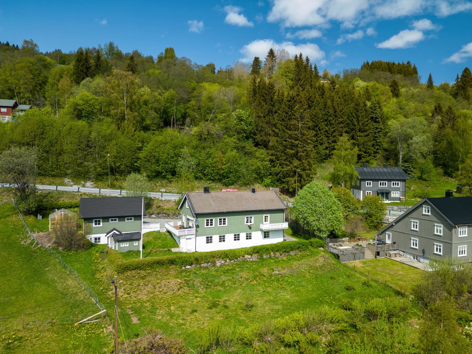Flott eiendom med enebolig, garasje, lekestue og drivhus. Galleribilde
