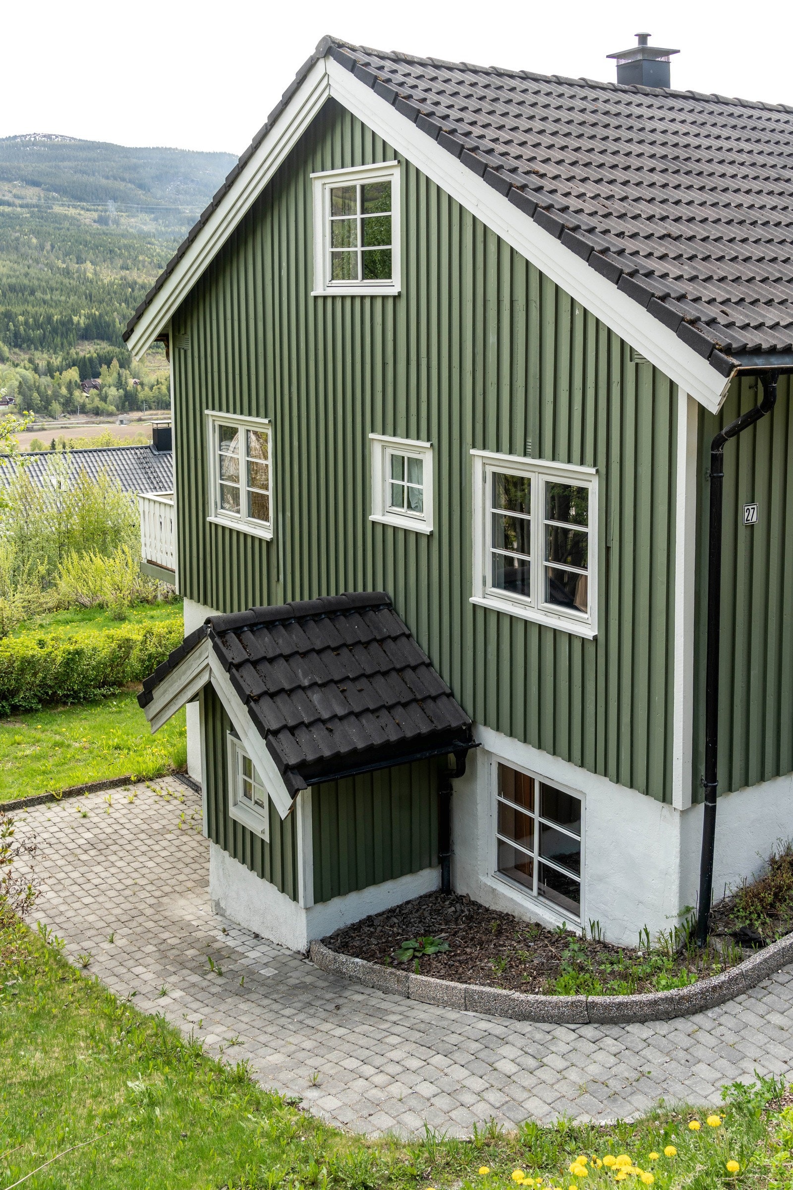Pent opparbeidet gangvei ned til utleiedel. Galleribilde