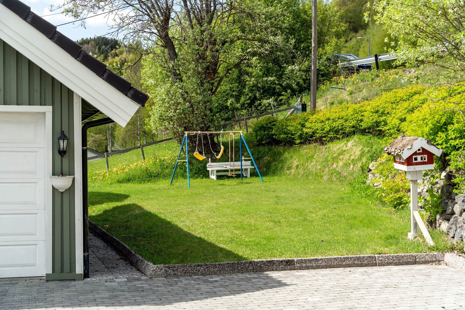 Hyggelig hage med beplantning. Galleribilde