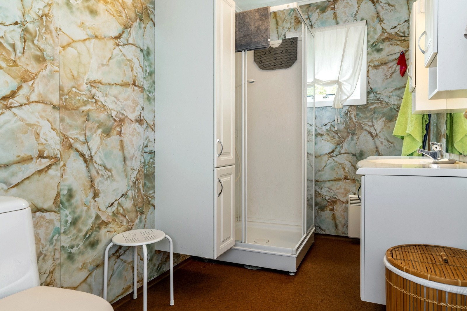 Fliser på gulv, malte plater på vegger og himling. Toalettrommet er så stort at det er plass for vaskemaskin om en legger opp til det. Galleribilde