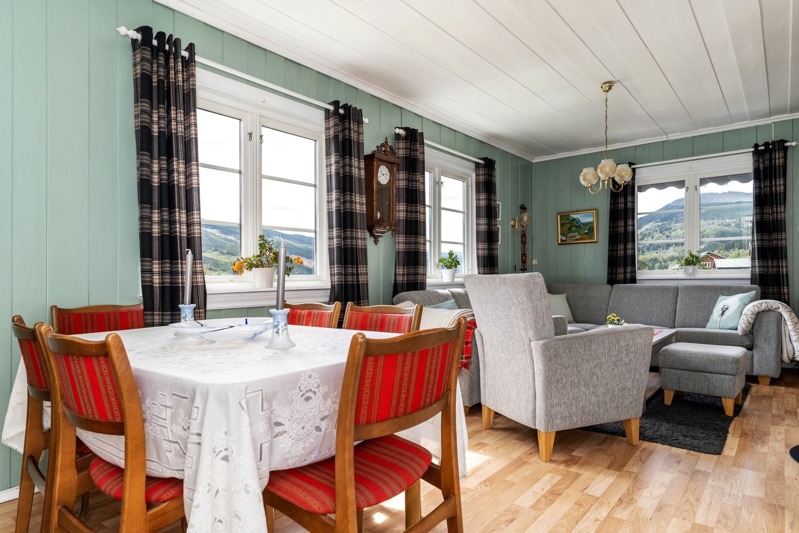 Store vinduer som slipper inn godt med lys, åpen løsning mot spisestue. Galleribilde