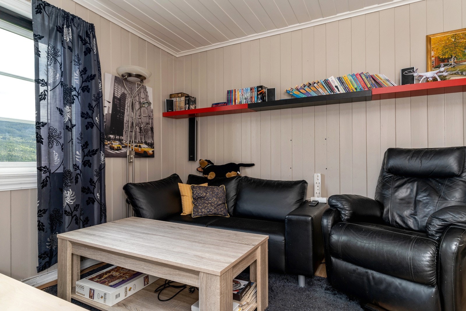 Romslig og åpen stue i utleiedel. Galleribilde