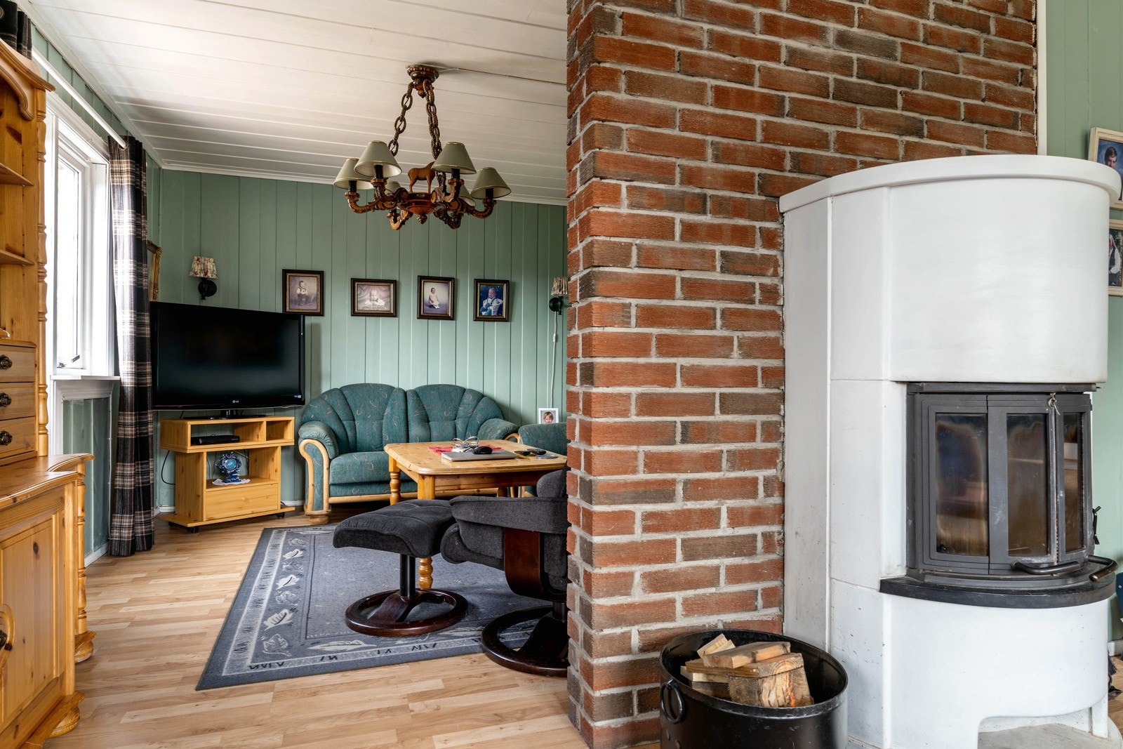 Romslig og åpen stue, med Element peisovn. Galleribilde