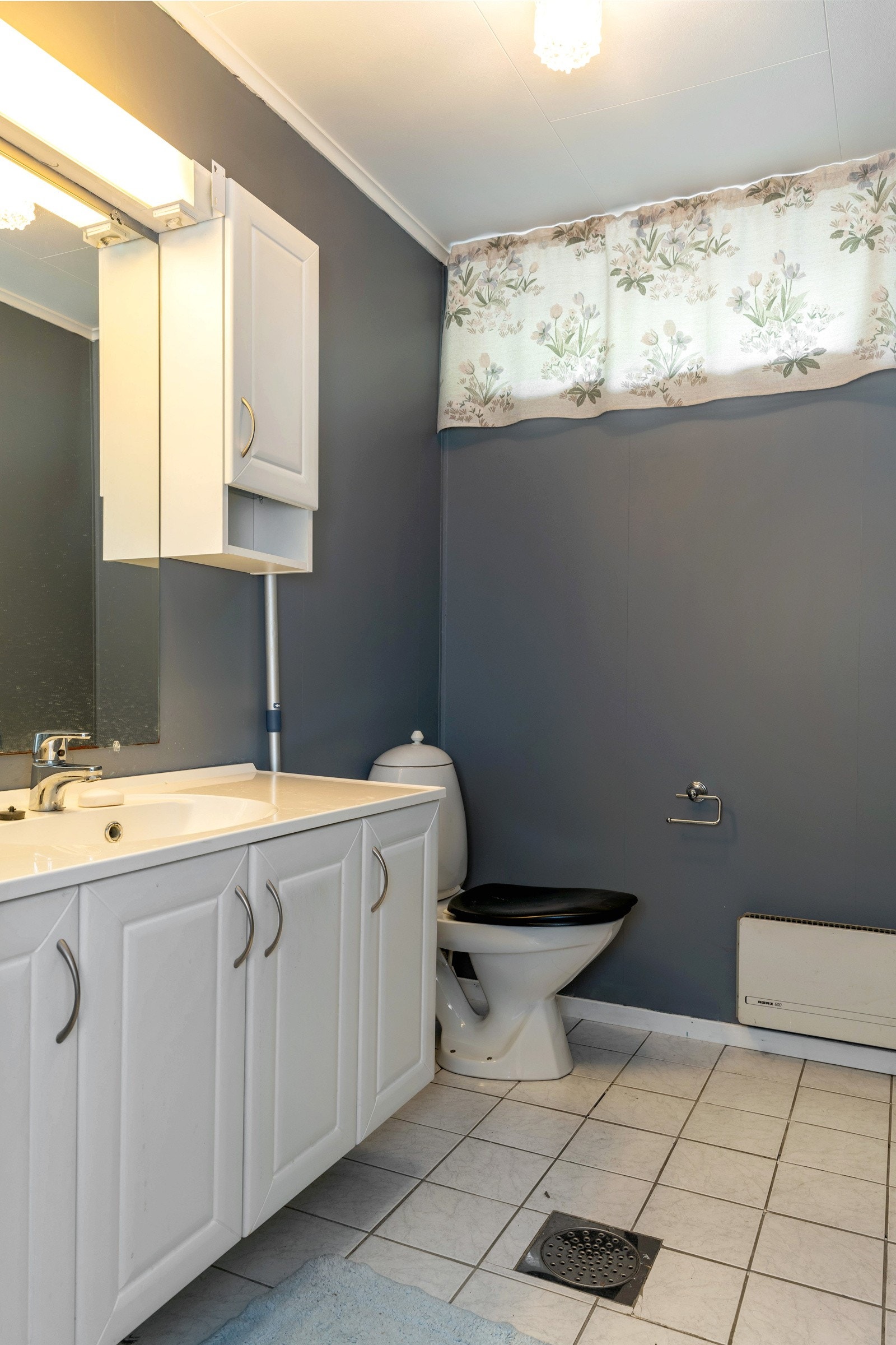 Bad fra 1982. Innredet med dusjkabinett, klosett og baderomsinnredning med helstøpt servantplate. Galleribilde