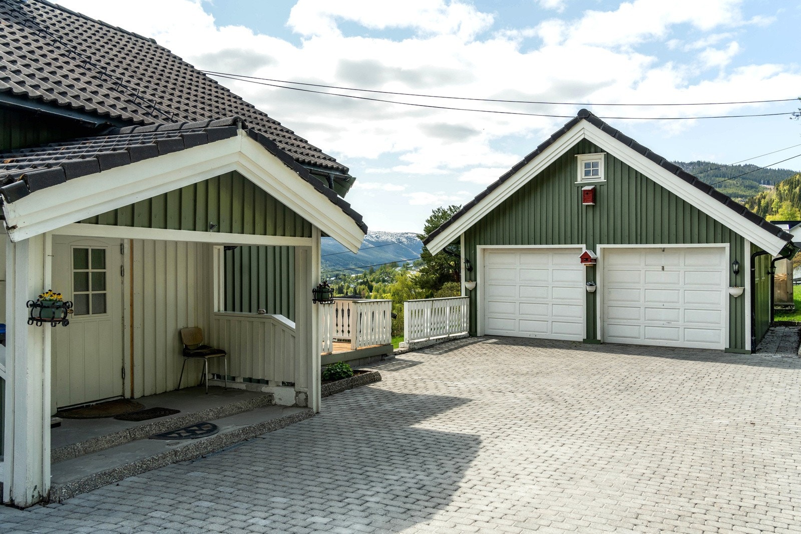 Eiendommen er pent opparbeidet med asfaltert innkjørsel, belegningsstein på hele gårdsplassen og hyggelig hage med beplantning. Galleribilde