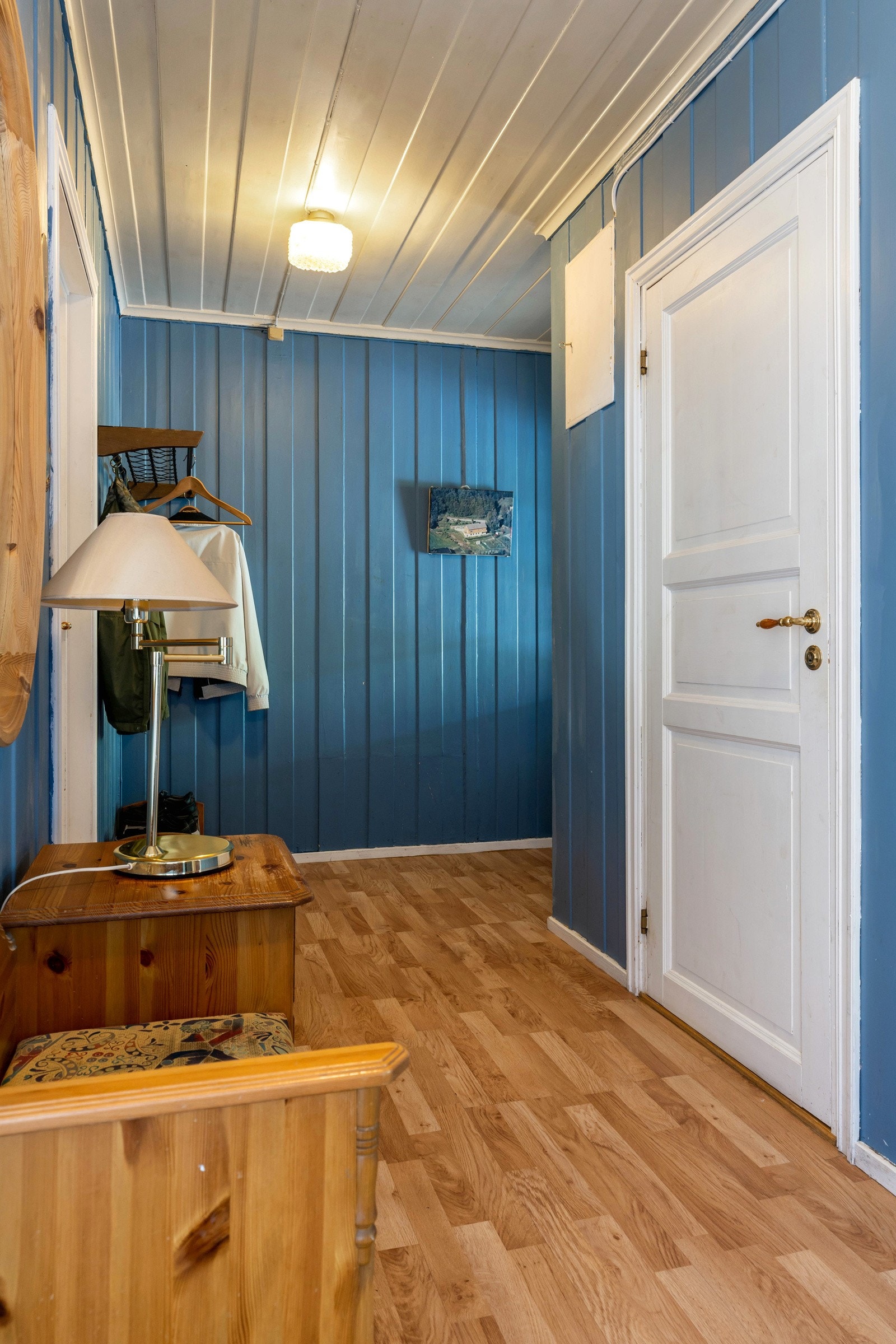 Lys og romslig entré. Galleribilde