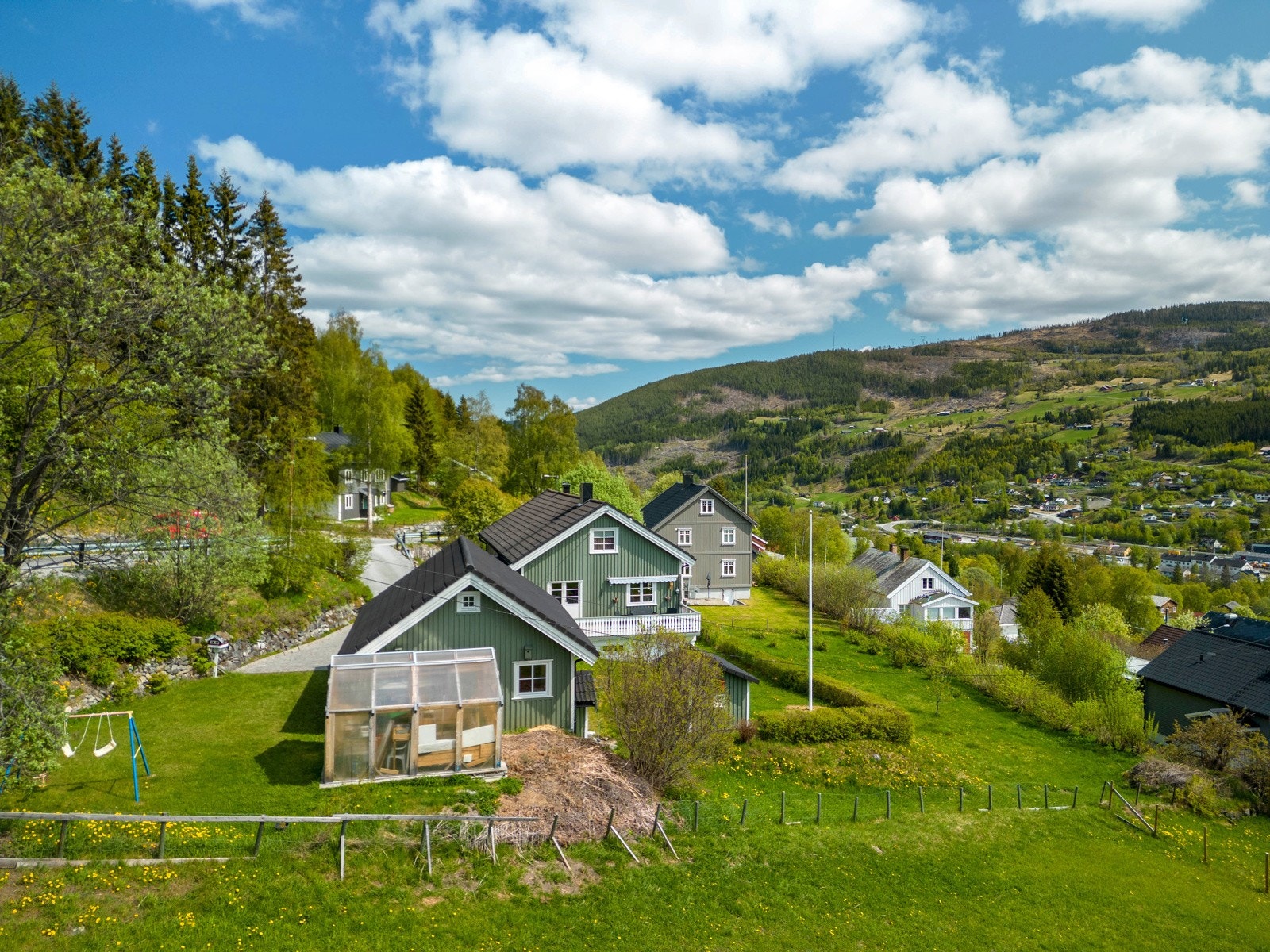 Fin og solrik beliggenhet i rolig og veletablert boligområde med nærhet til Ål sentrum. Galleribilde