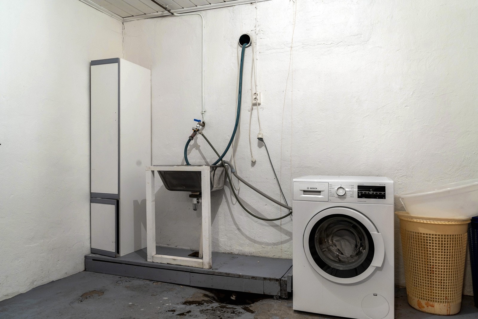 Vaskekjeller for begge etasjene med vanninntak, v.v.bereder, opplegg for vaskemaskin, stål skyllekum etc. Galleribilde