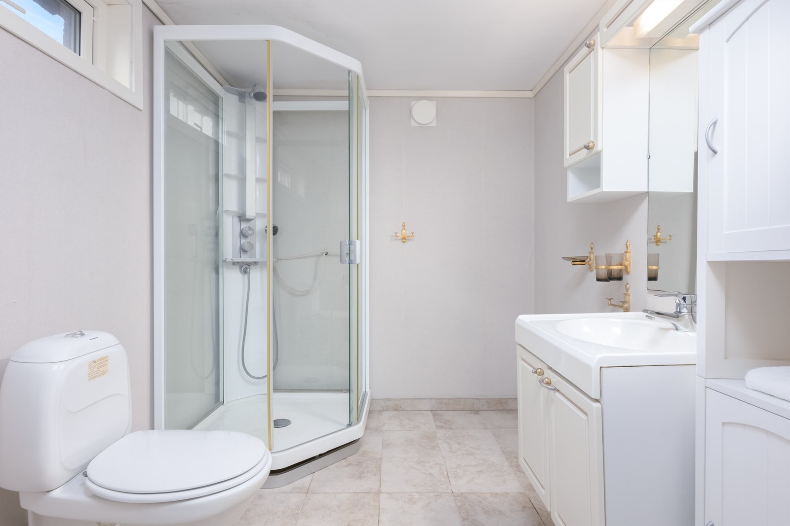 Bad i kjeller med varme i gulv (ikke byggemeldt og godkjent til varig opphold) Galleribilde