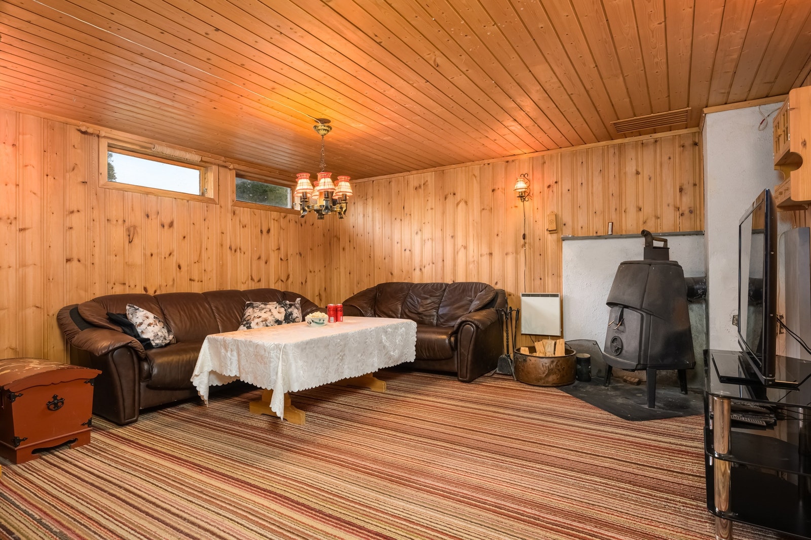 Romslig kjellerstue (ikke godkjent til varig opphold) Galleribilde