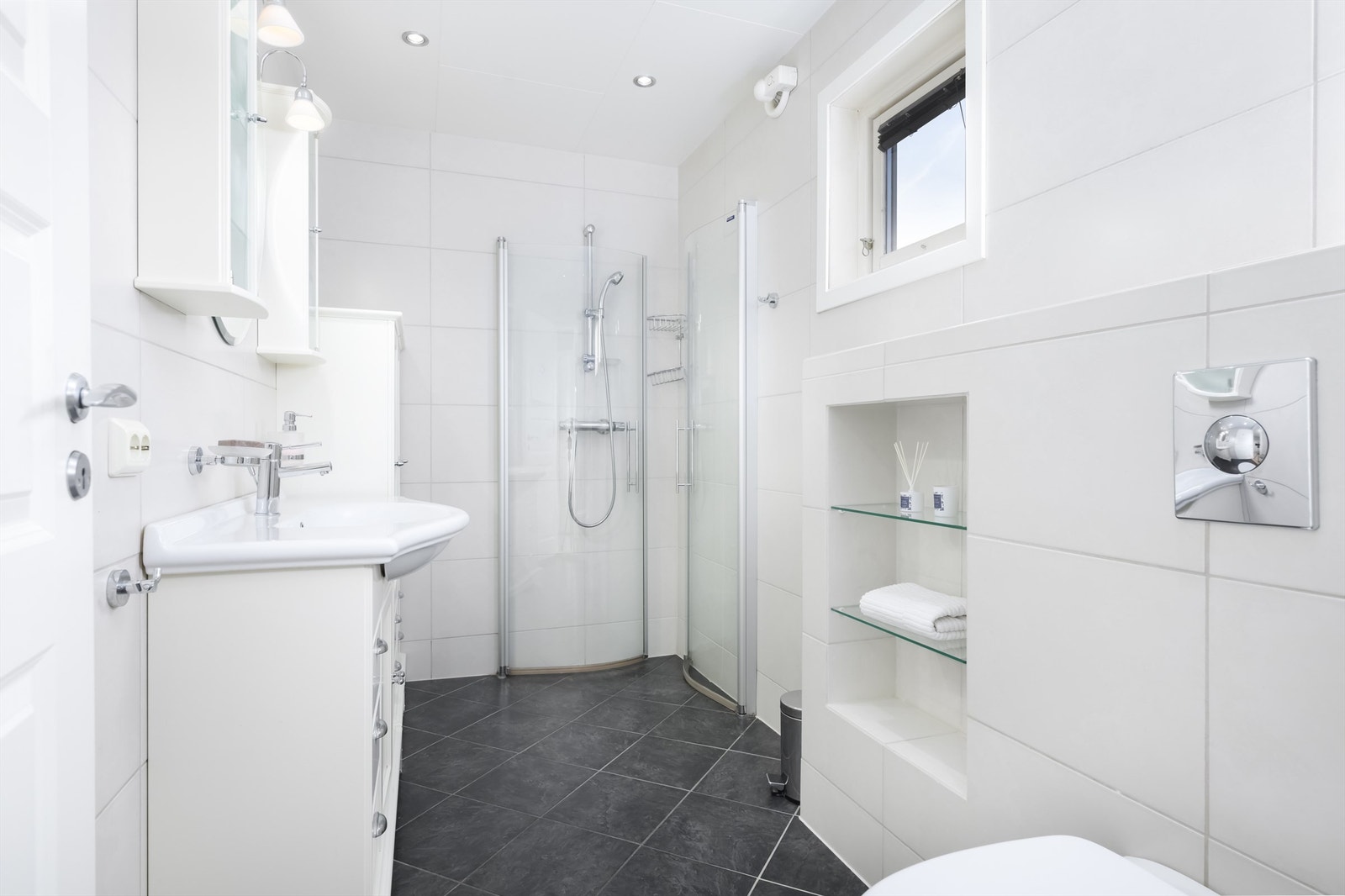 Lekkert helfliset bad med varmekabler i gulv (Badet ble oppusset for ca 15 år siden) Galleribilde