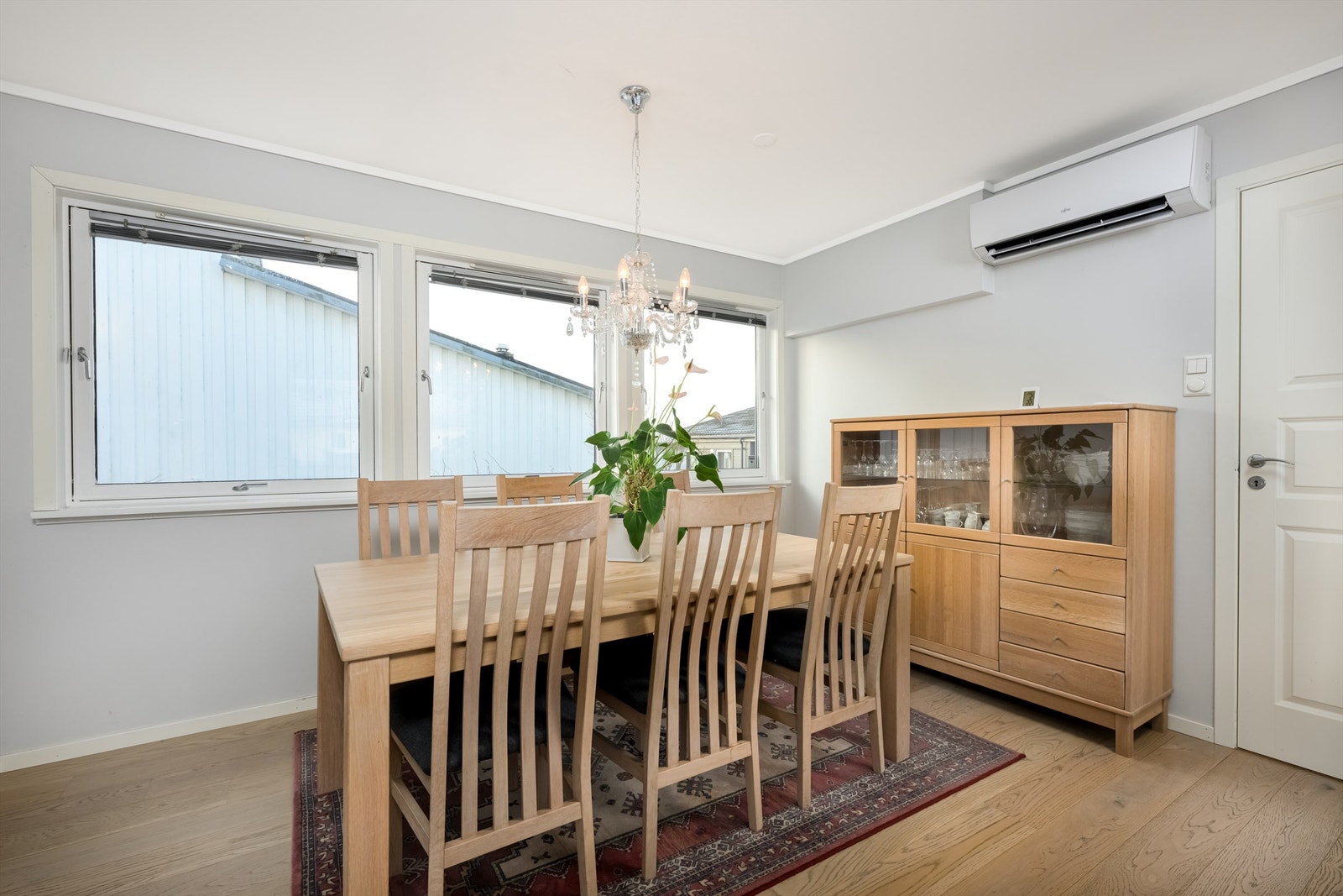 Spisestue med varmepumpe som sørger for et behagelig inneklima Galleribilde