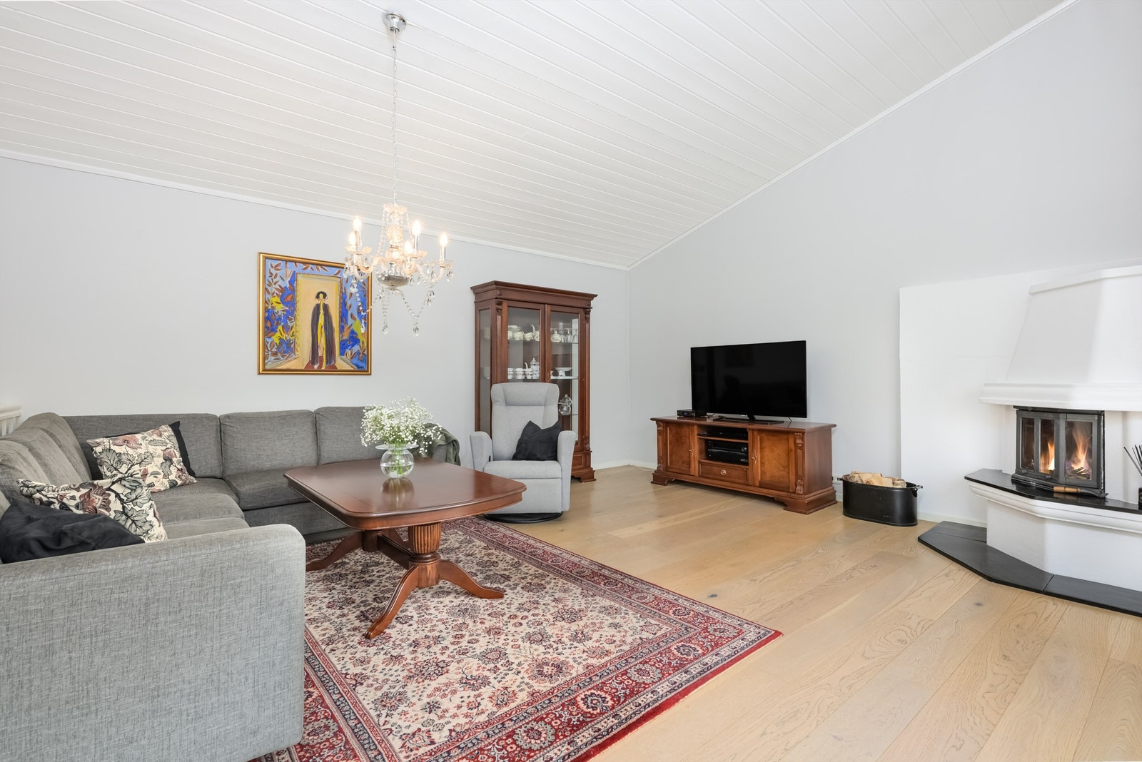 Lys og romslig stue - Legg merke til den ekstra takhøyden Galleribilde