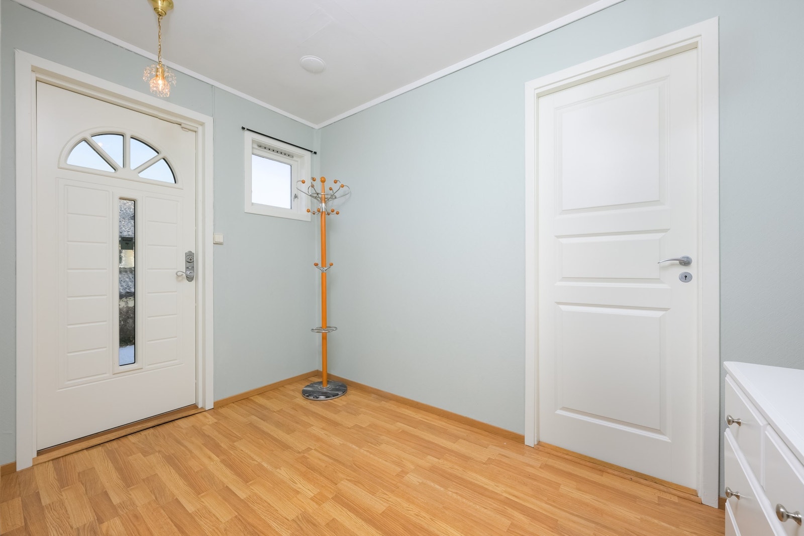 Entré/gang, gjestetoalett i direkte tilknytting til gang Galleribilde