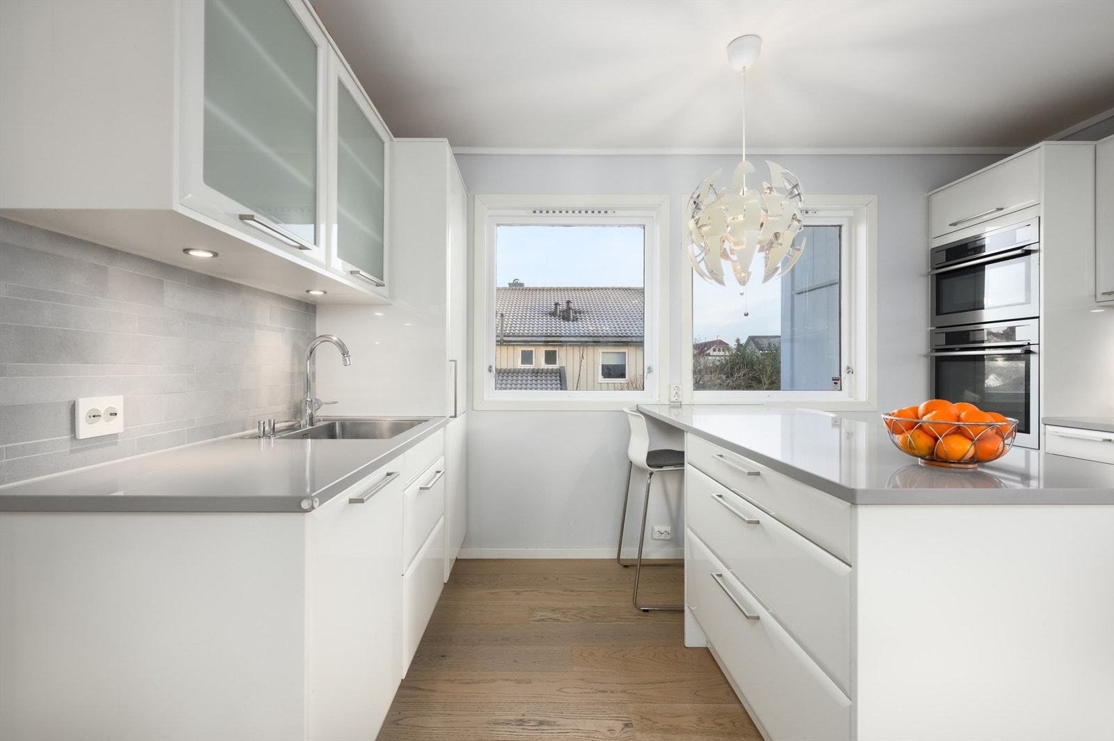 Benkeplate i stein og integrerte hvitevarer medfølger handelen Galleribilde