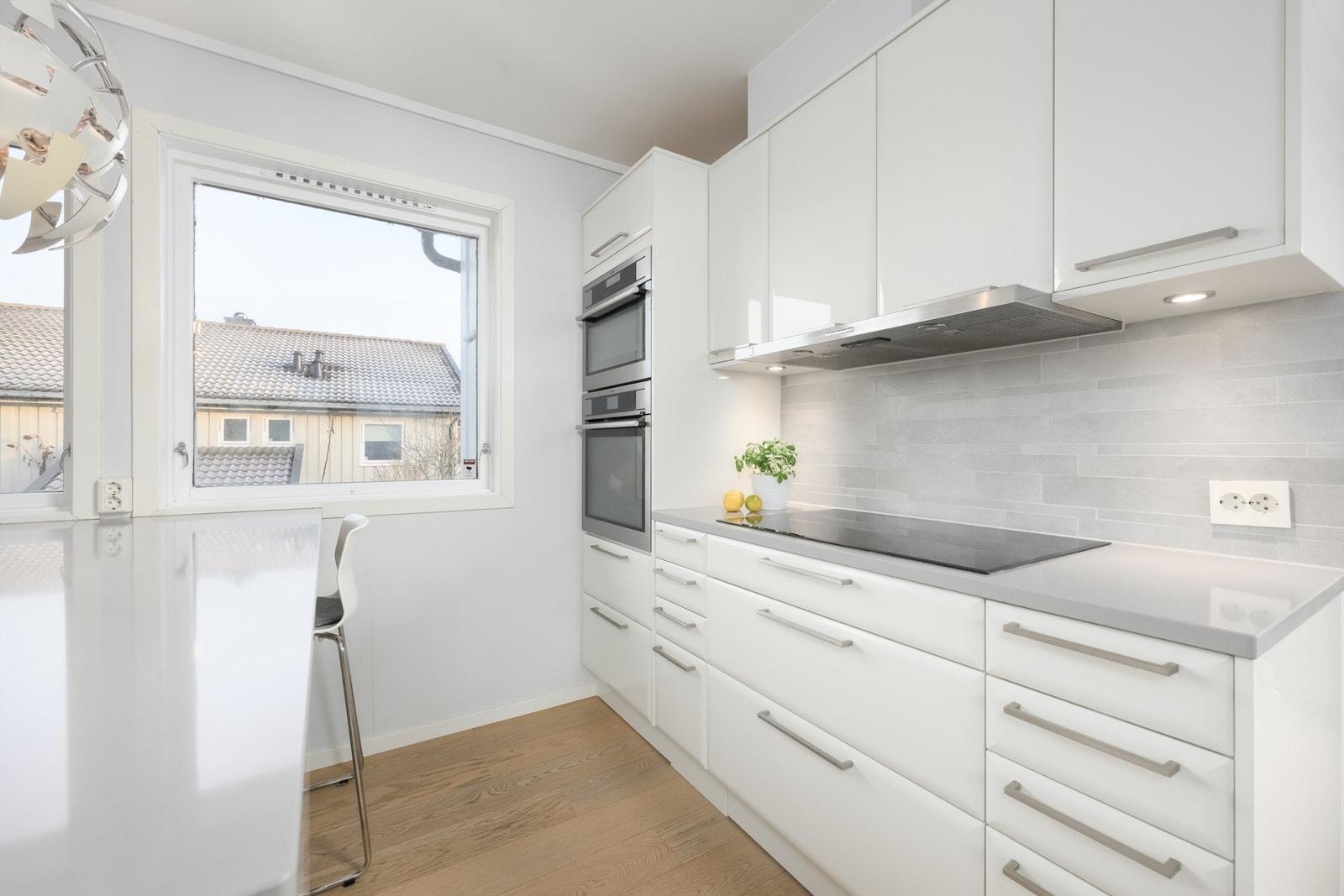 Lekkert kjøkken med svært god skap- og benkeplass Galleribilde