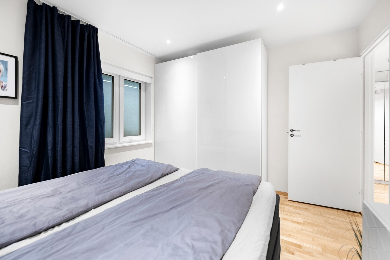 Her har du godt med naturlig lysinnslipp, og en romslig skyvedørsgarderobe. Galleribilde