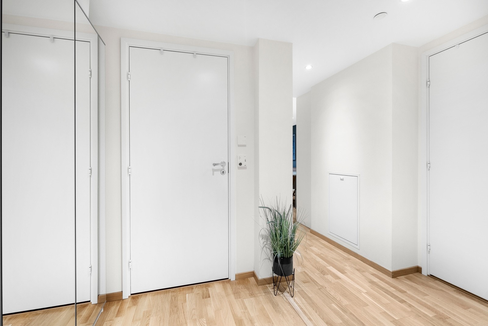 Boligen har rikelig med oppbevaringsplass, med flere store skyvedørsgarderober, samt innvendig bod. Galleribilde