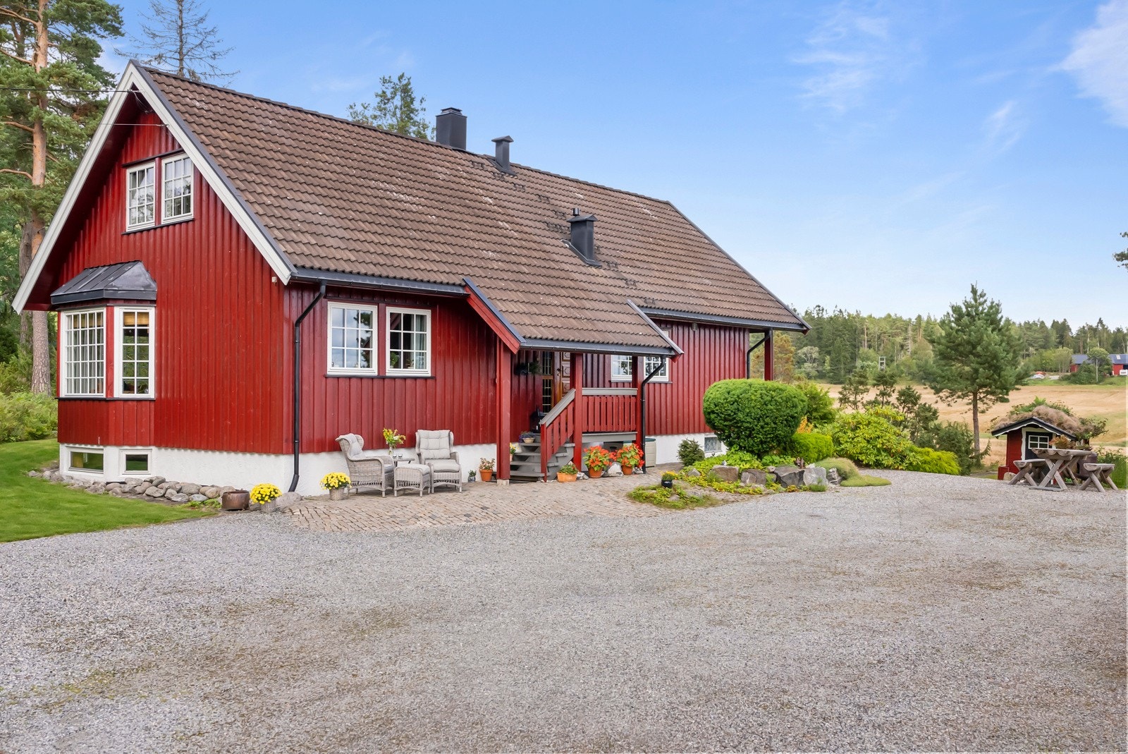 Ved siden av inngangspartiet er det brosteinslagt uteplass. Den er sydøstvendt og byr på gode solforhold. Galleribilde