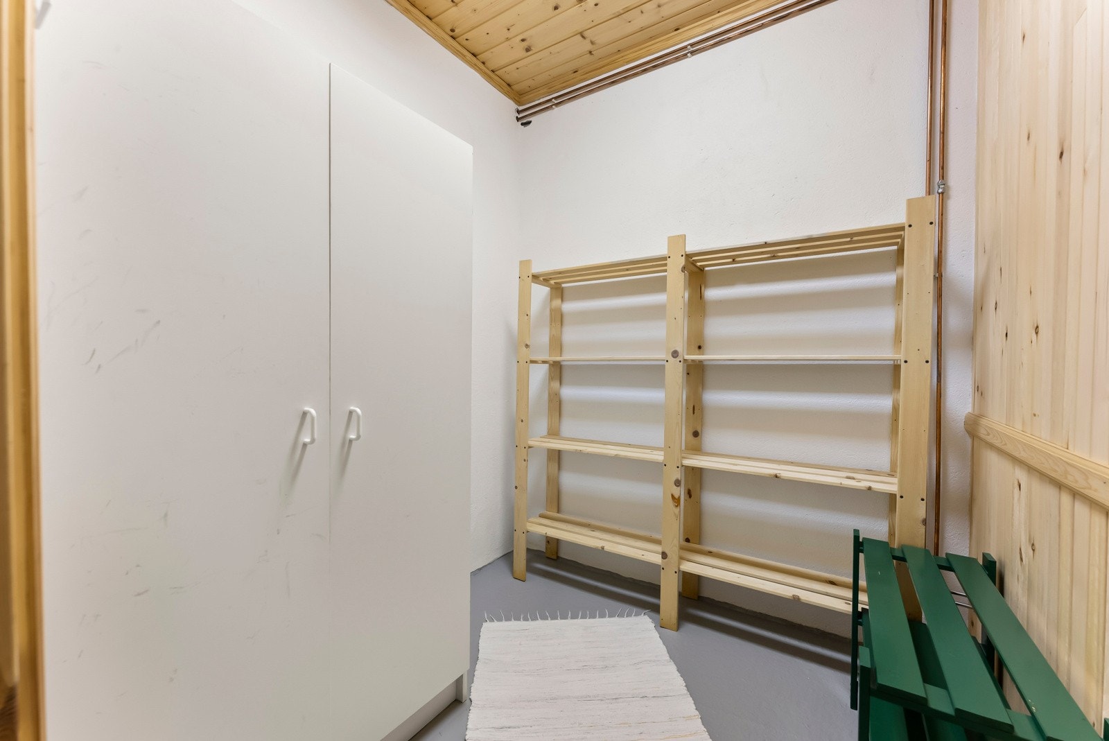 To kjellerboder, flere garderobeskap og stor hems på garasjen. Her er det mye lagringsplass. Galleribilde
